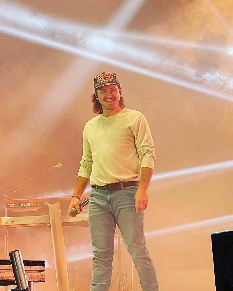 Morgan Wallen On Stage — 800x1000 wallpaper