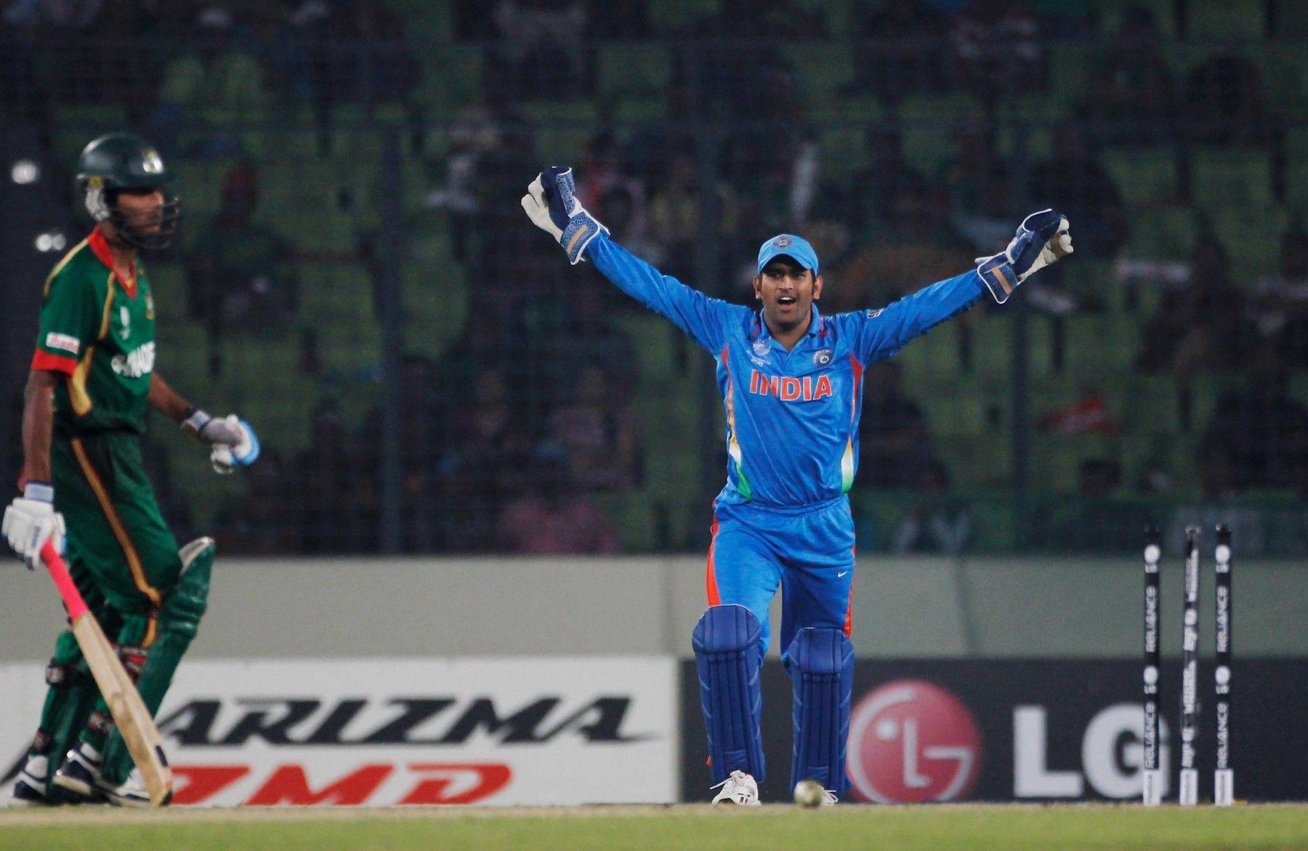 Ms Dhoni Celebrating In Cricket Field — 1900x1236 wallpaper