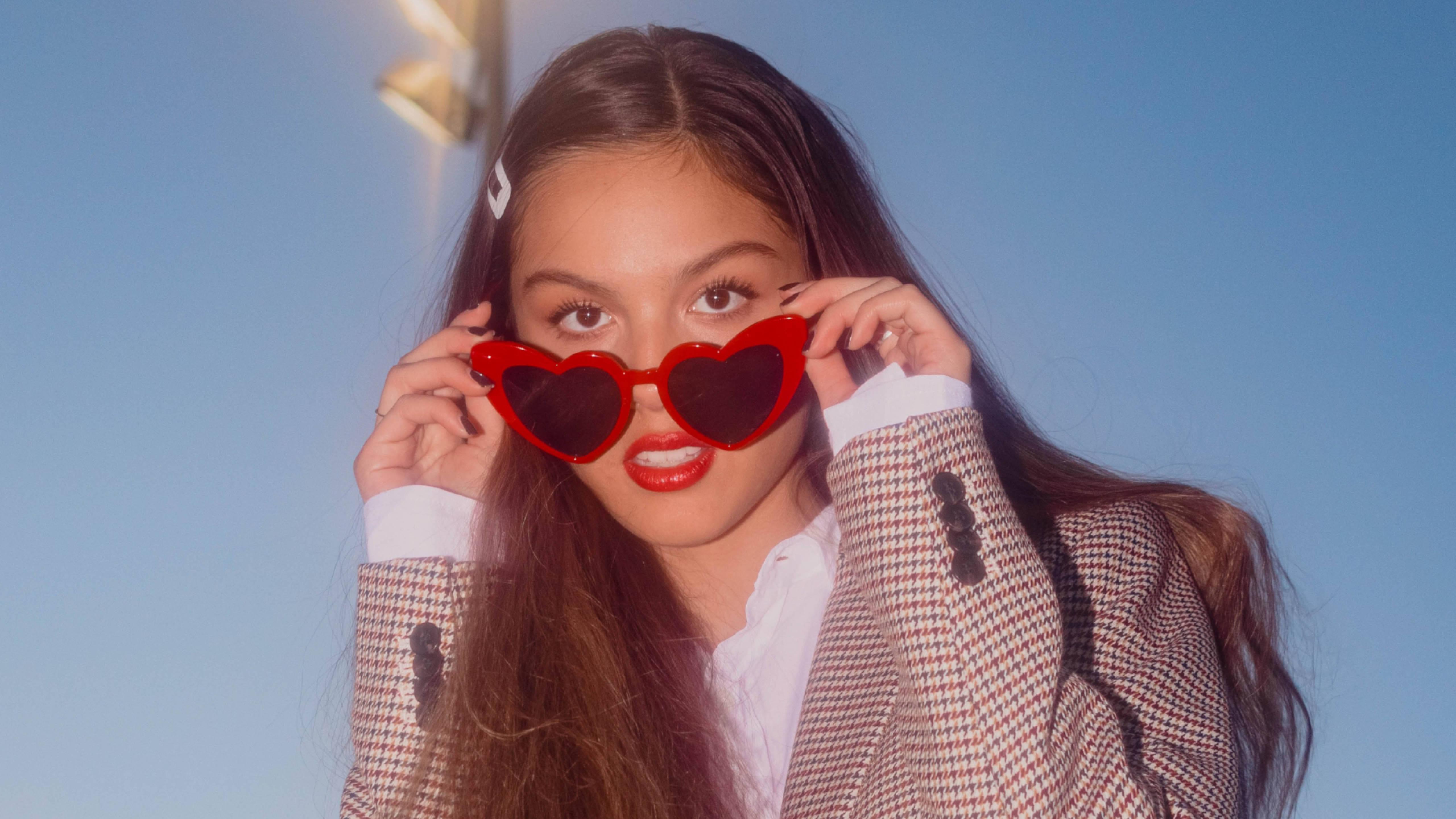 Olivia Rodrigo Heart Sunglasses — 5120x2880 wallpaper