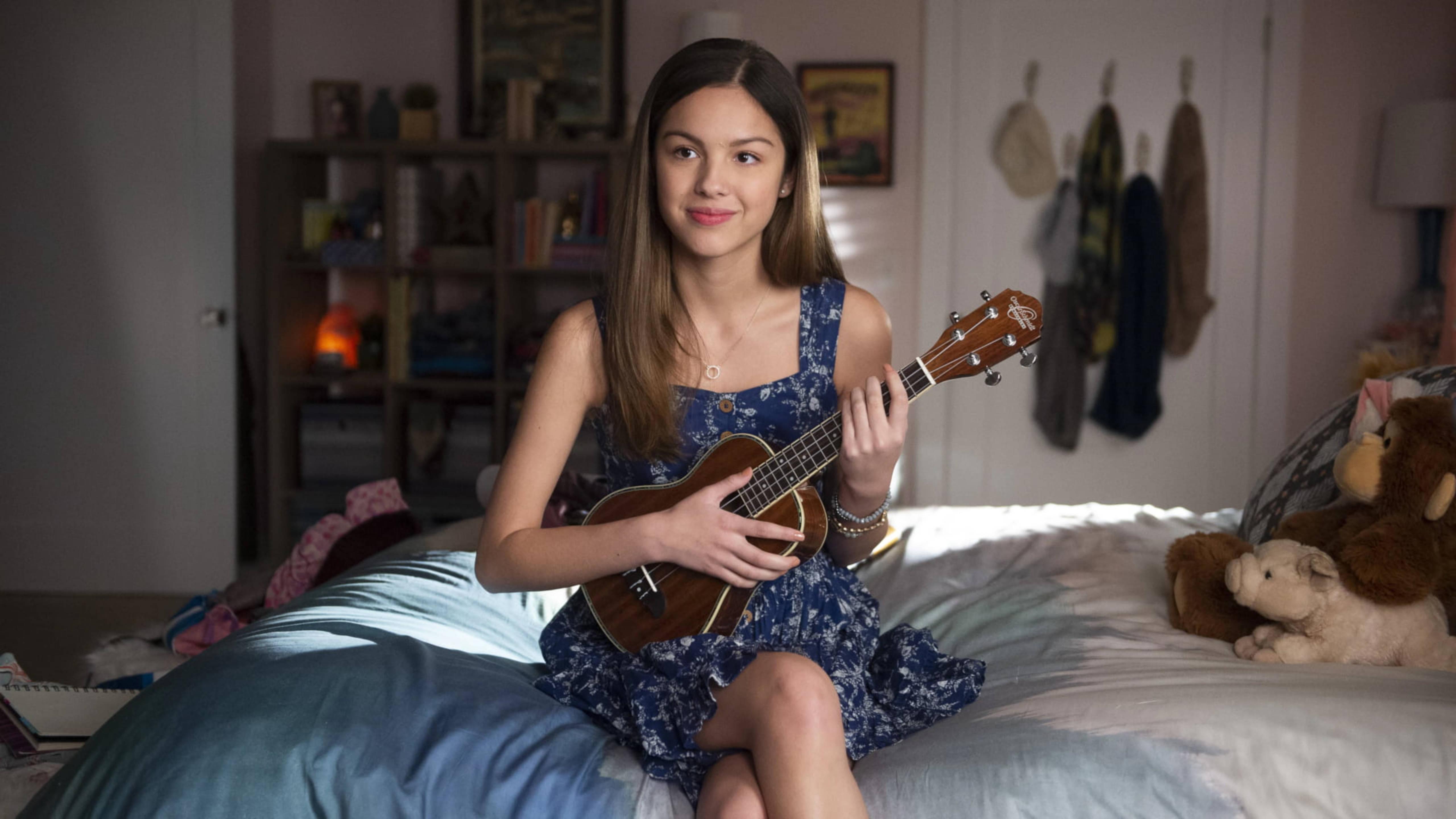 Olivia Rodrigo Ukulele — 5120x2880 wallpaper