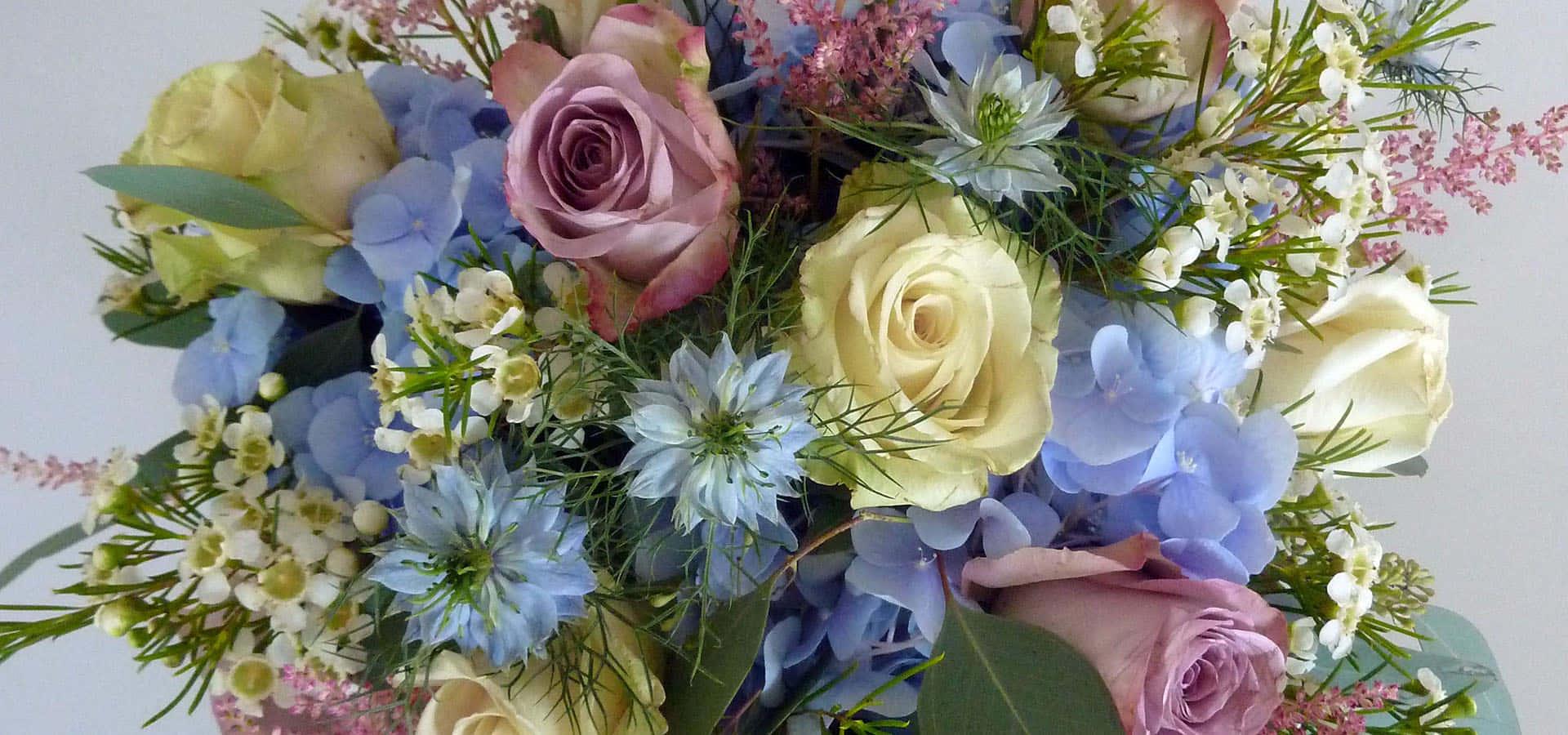 Pastel-Themed Flower Arrangement Picture — 1920x900 wallpaper