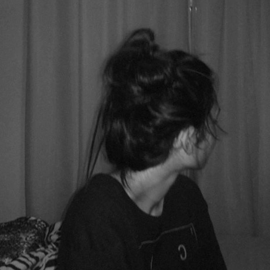 PFP Aesthetic Girl With Bun — 944x944 wallpaper