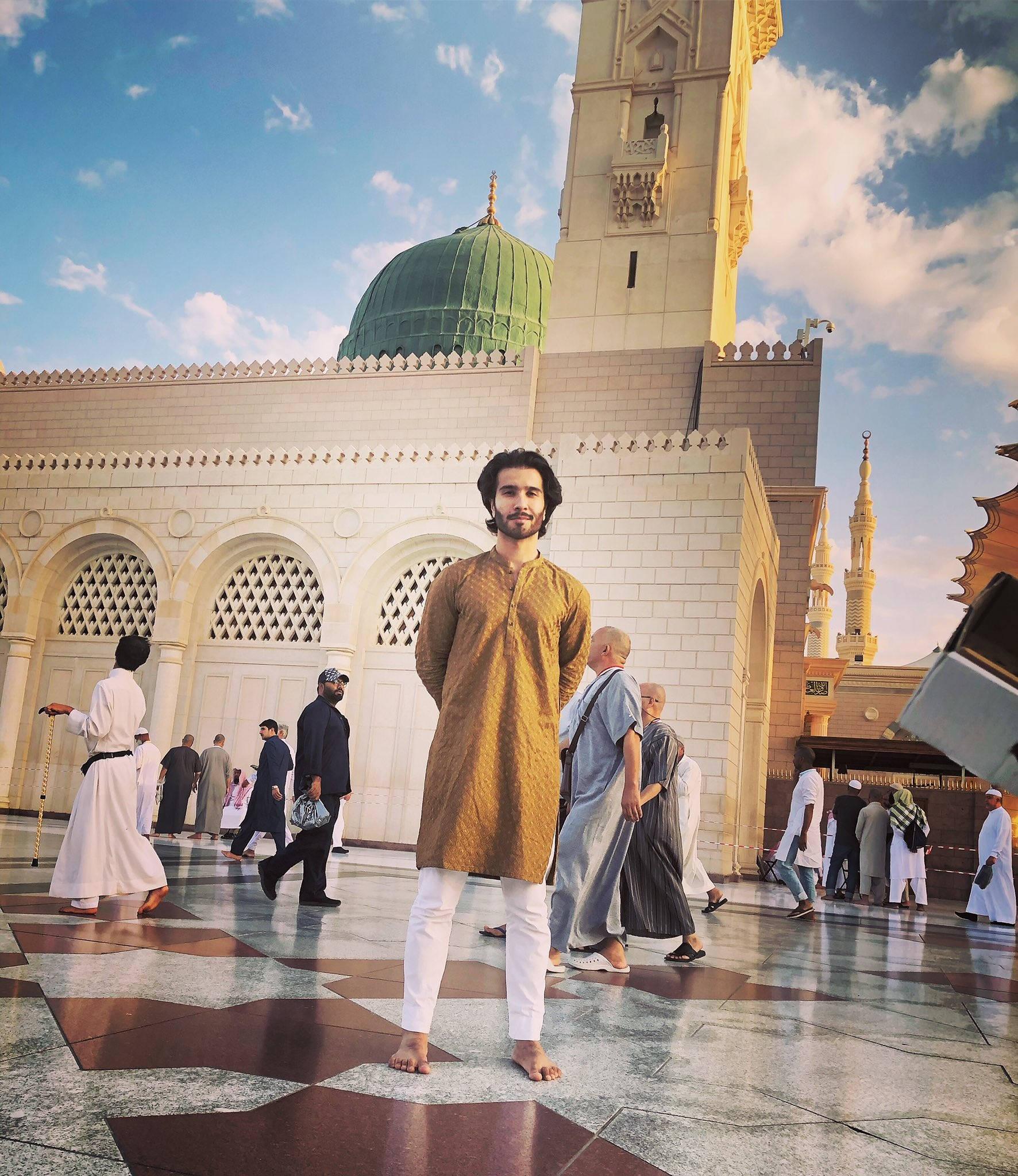 Pilgrim And Madina Sharif — 1772x2048 wallpaper
