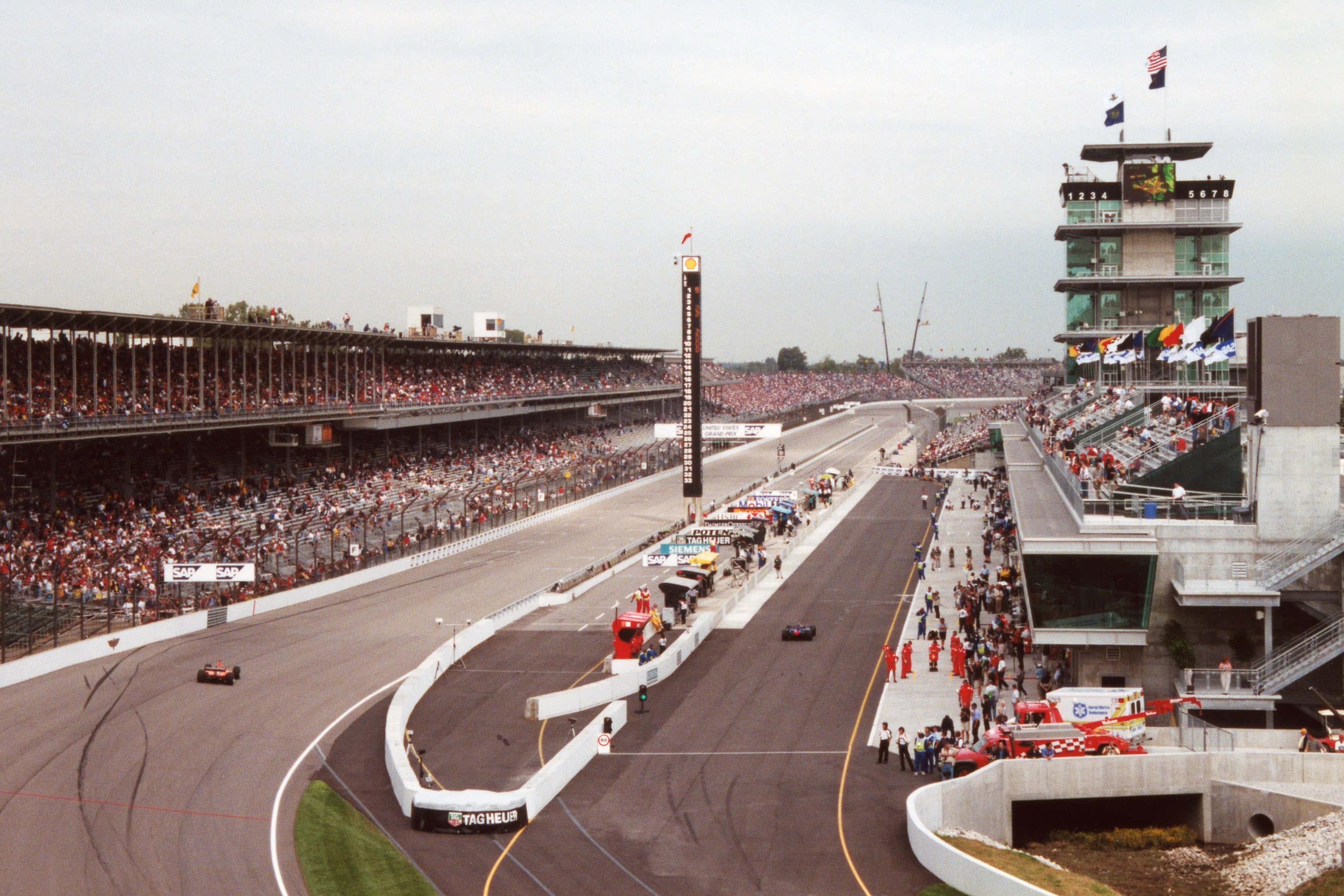 Race to victory at the Formula 1 Grand Prix — 3330x2220 wallpaper