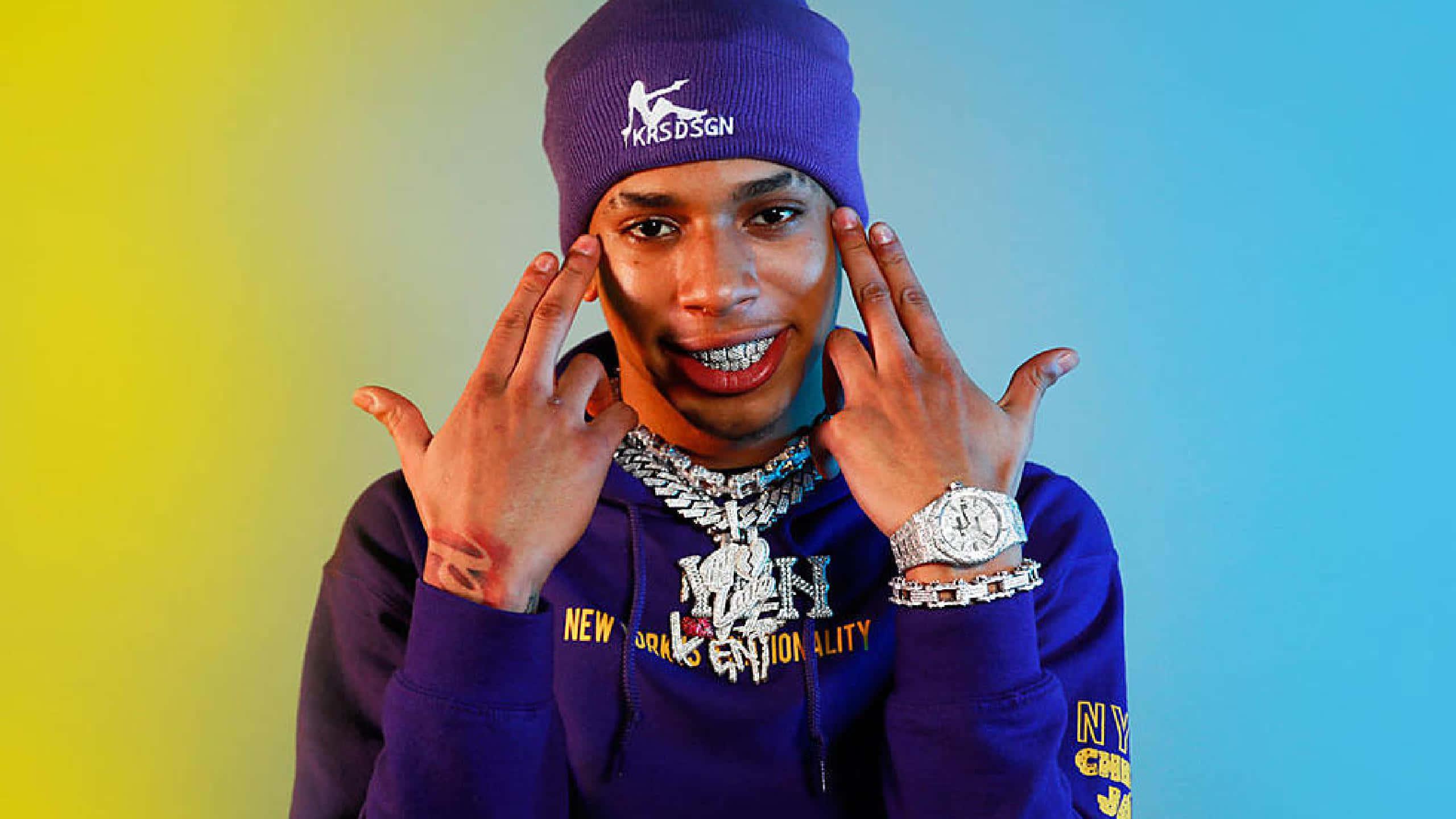 Rapper NLE Choppa striking a pose on stage — 2560x1440 wallpaper