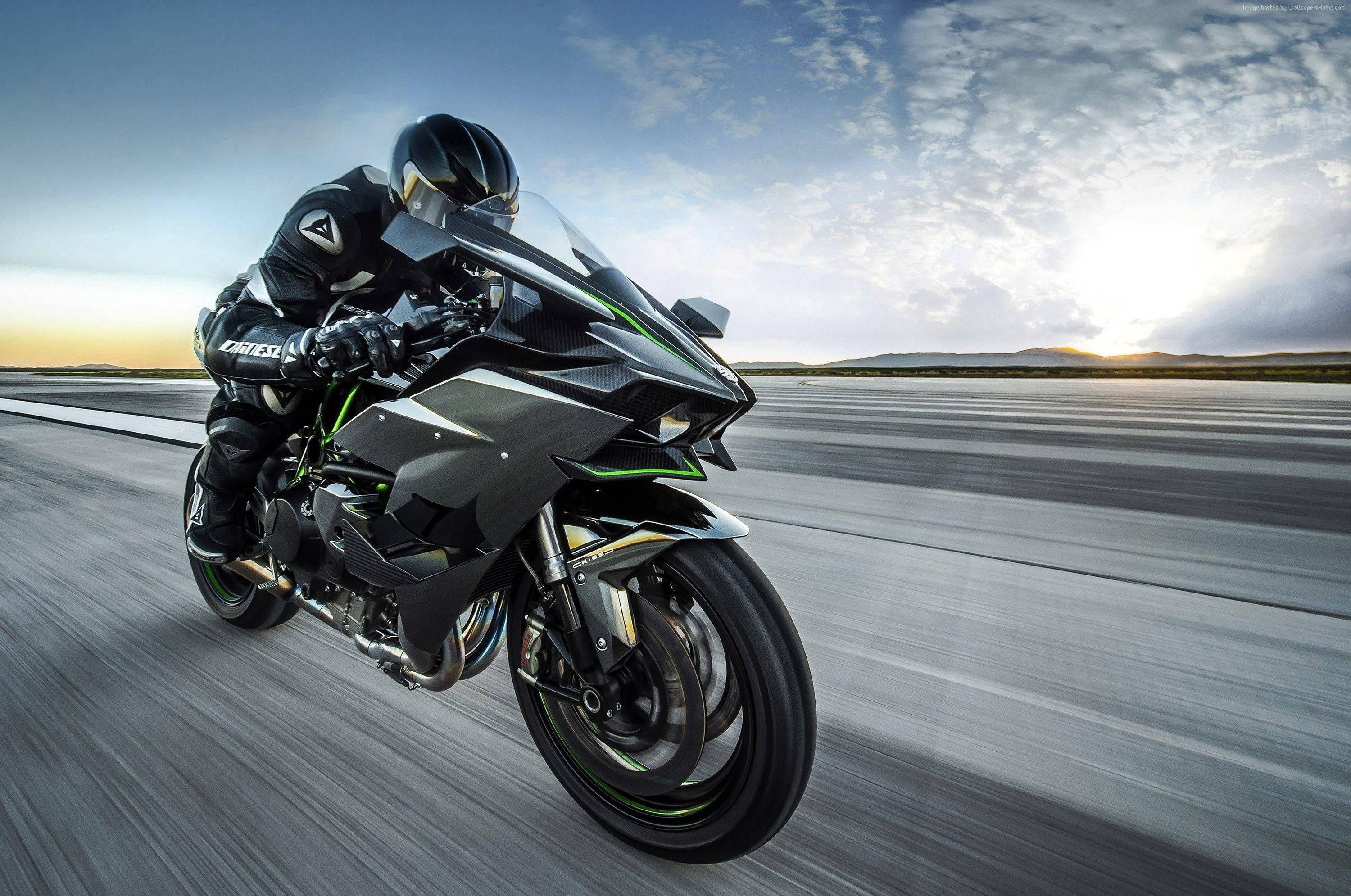 Rider runs Kawasaki H2r — 3000x1990 wallpaper