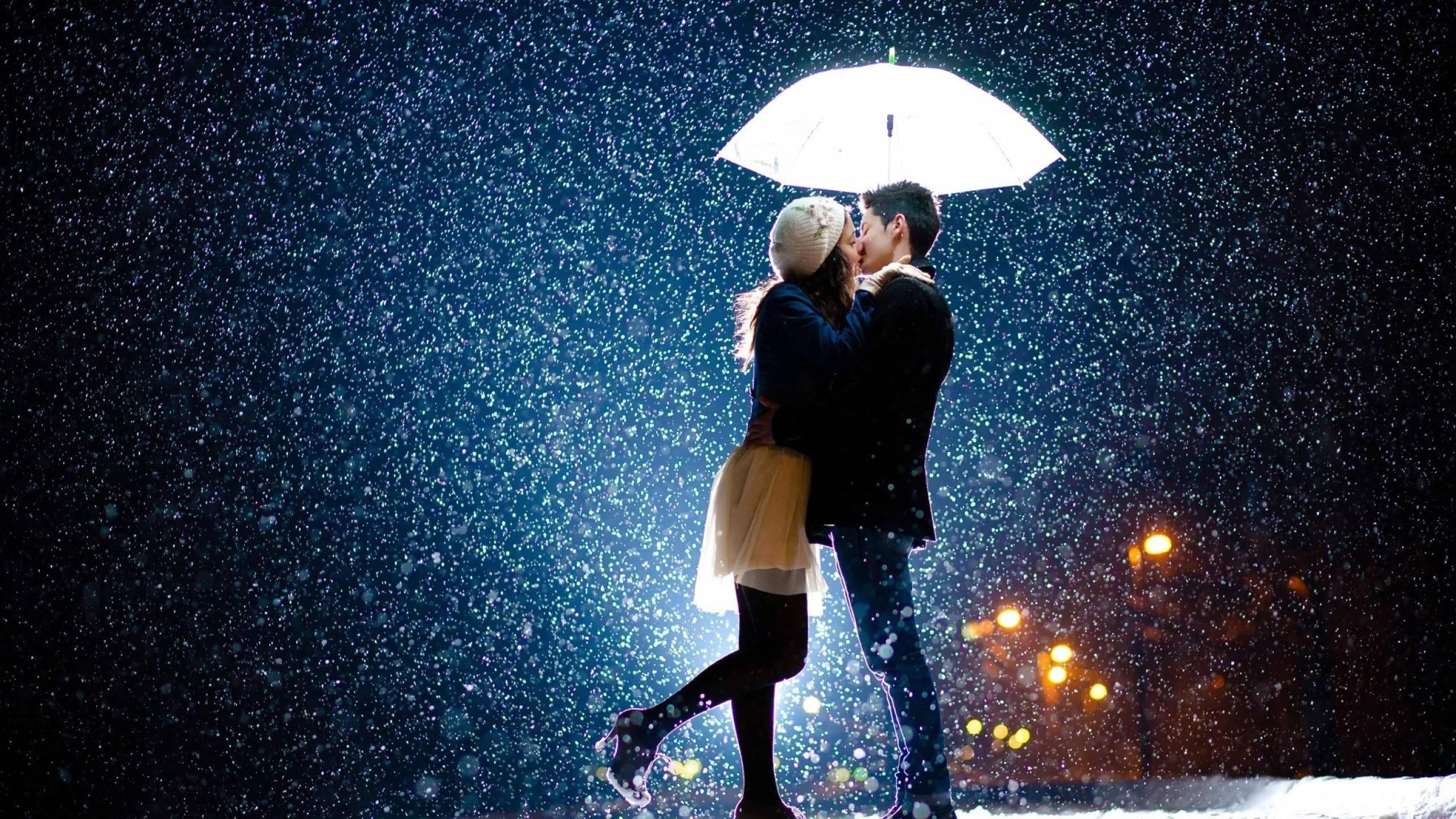 Romantic Couple Kissing in the Rain — 2560x1440 wallpaper