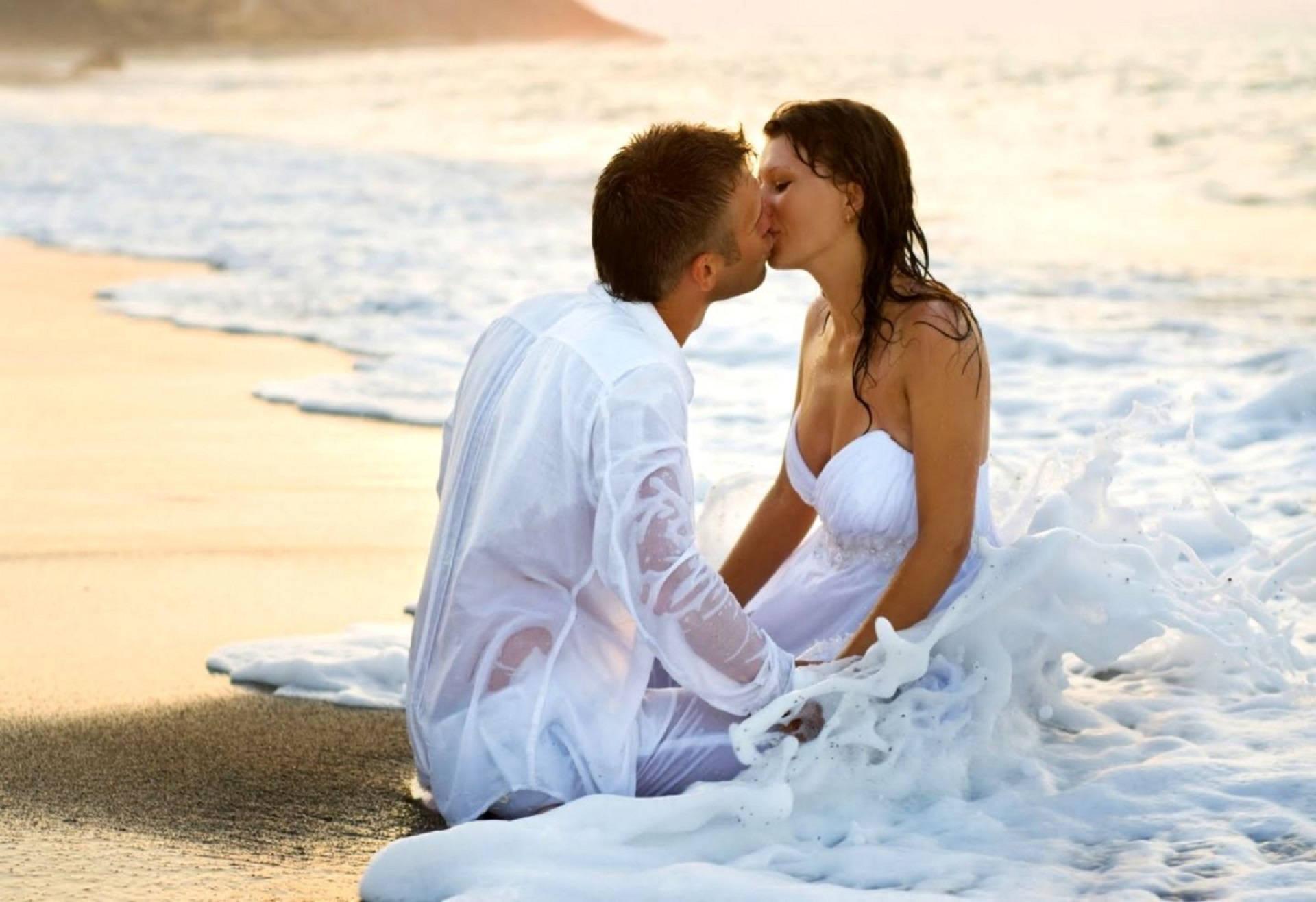 Romantic Love Of Couple In White — 1920x1316 wallpaper