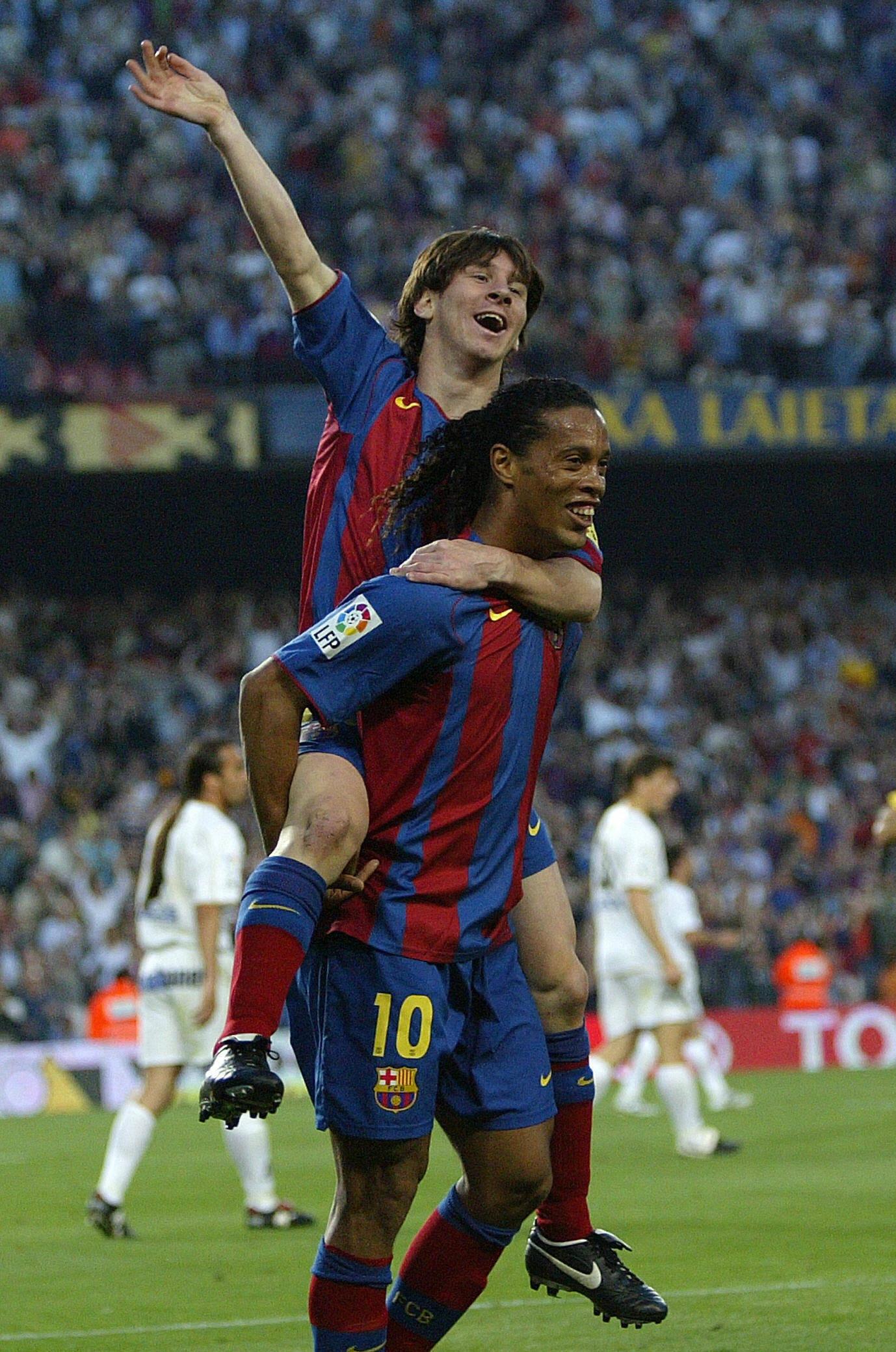Ronaldinho With Leo Messi — 1378x2077 wallpaper