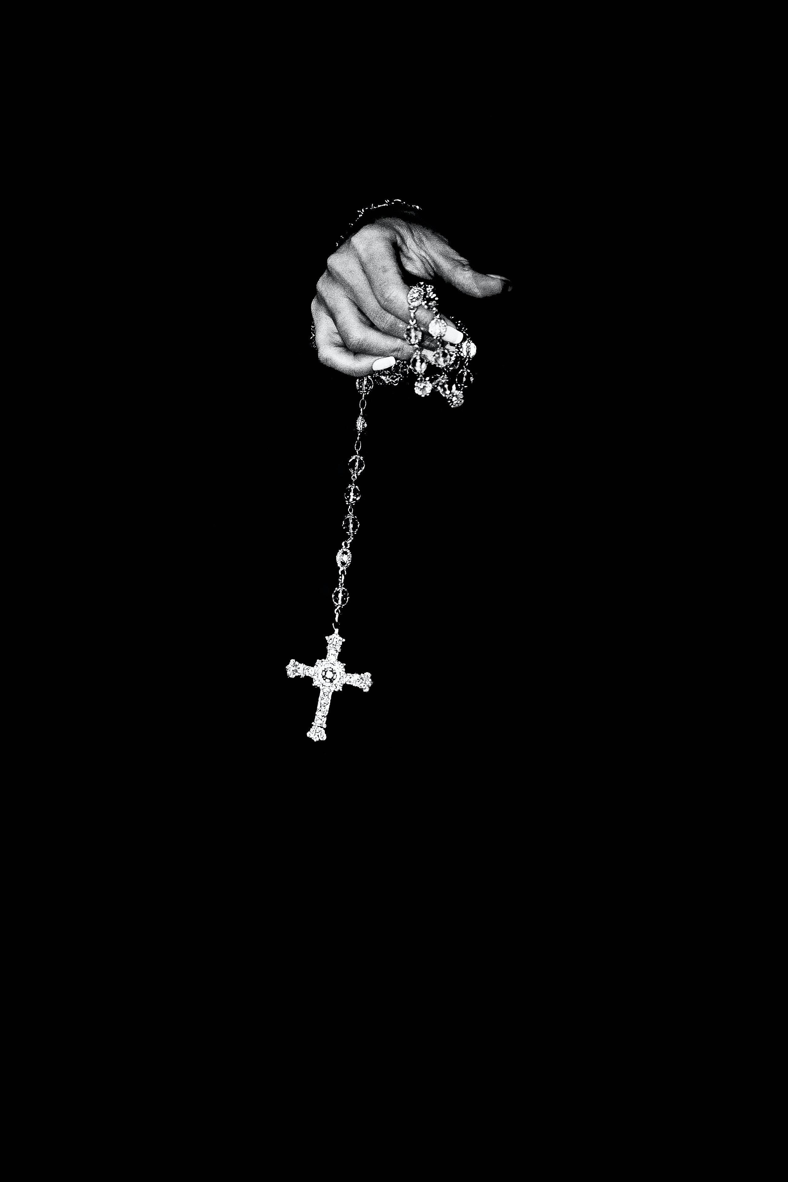 Rosary In Black Screen — 2574x3861 wallpaper