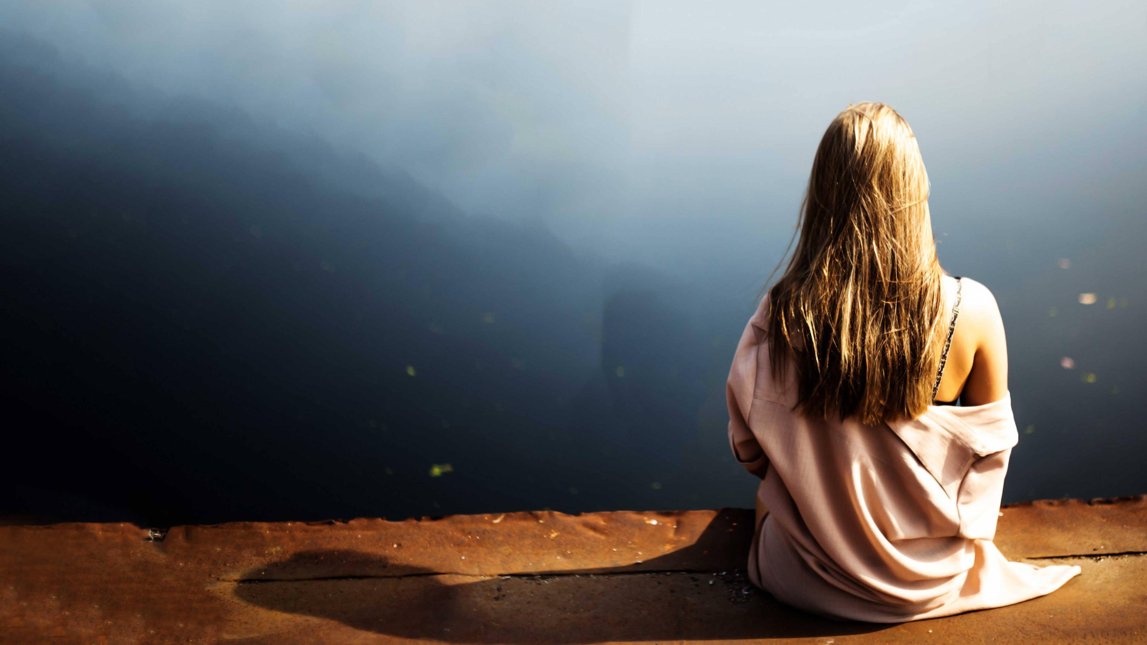 Sad Blonde Girl — 3840x2160 wallpaper