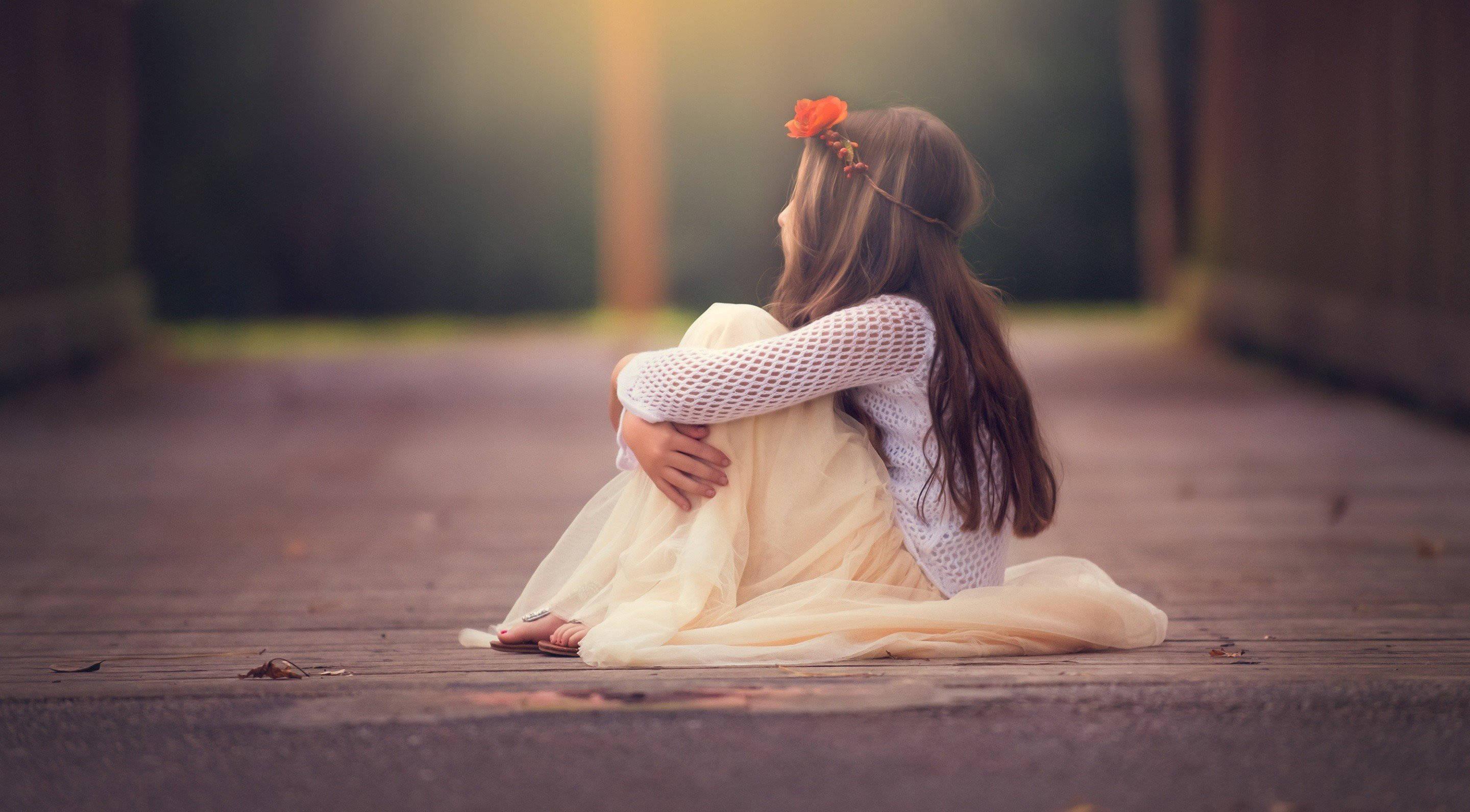 Sad Girl Kid — 2880x1592 wallpaper