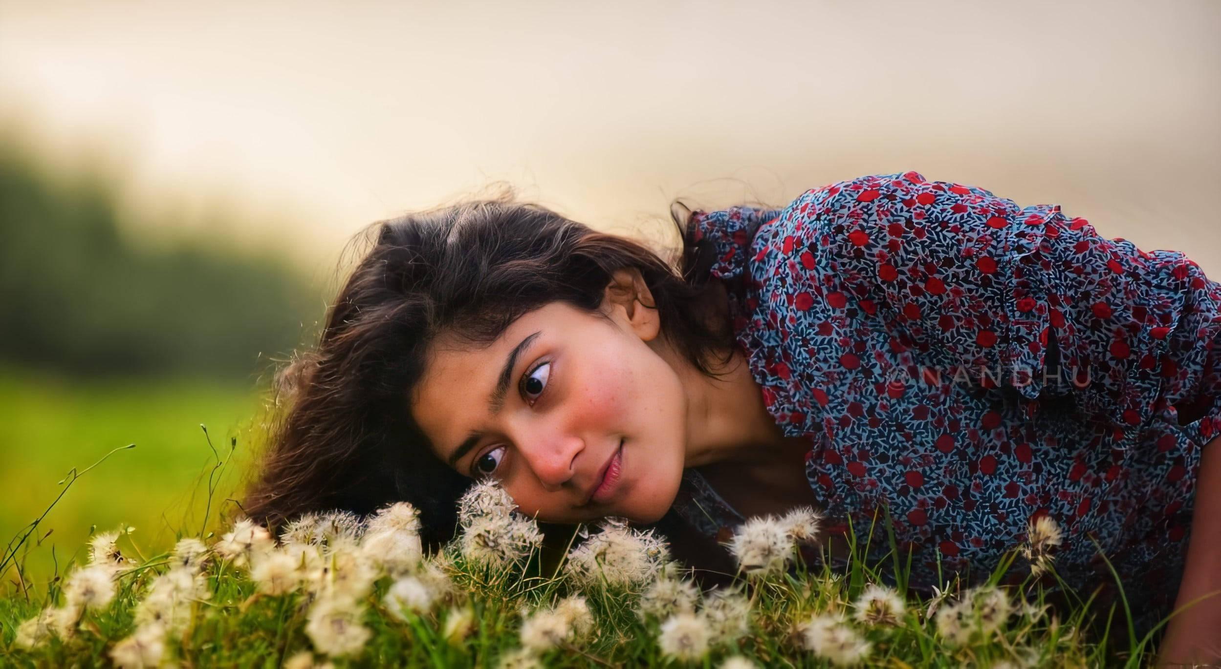 Sai Pallavi And Flowers — 2498x1370 wallpaper