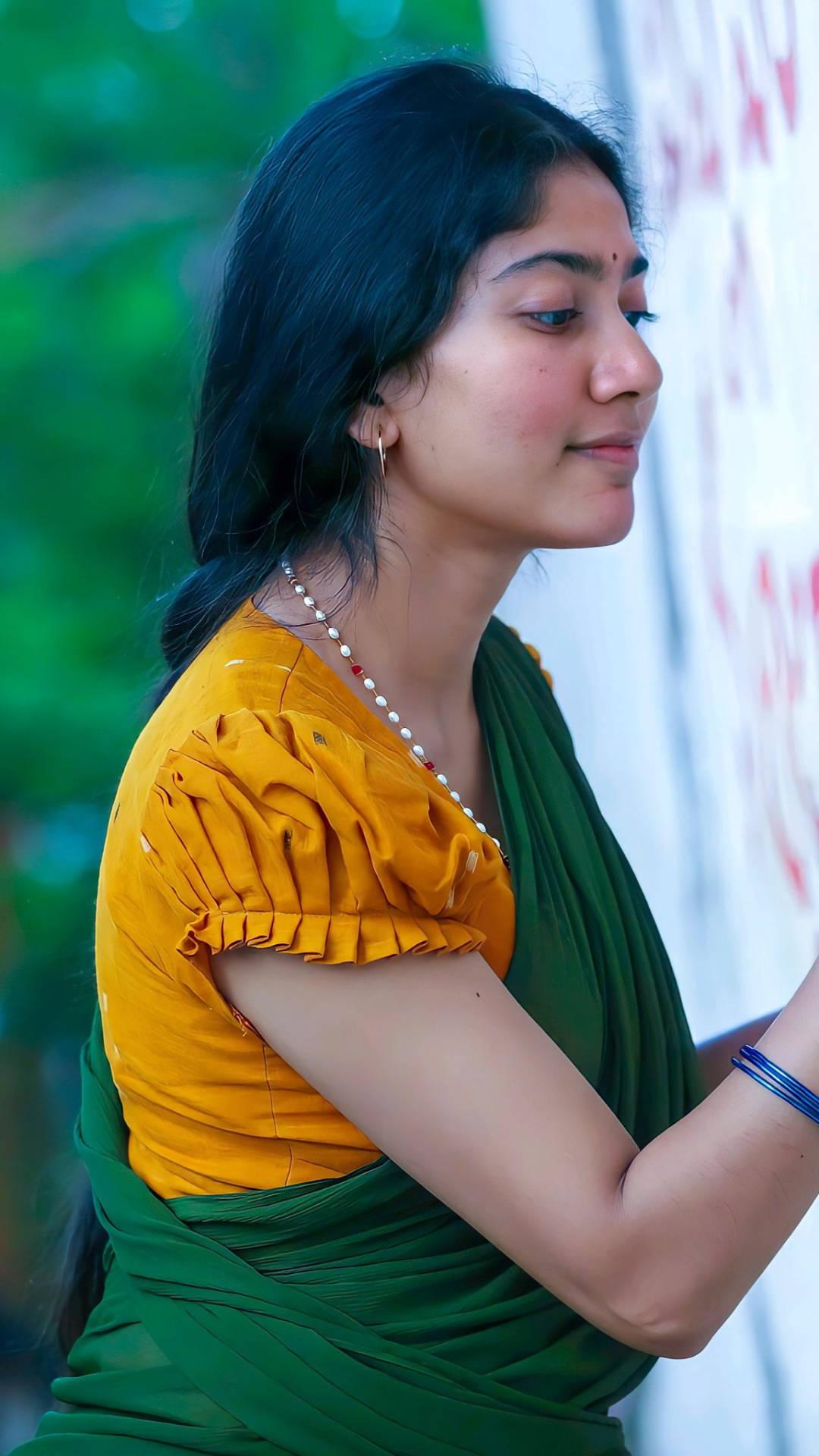 Sai Pallavi In Indian Costume — 1080x1920 wallpaper