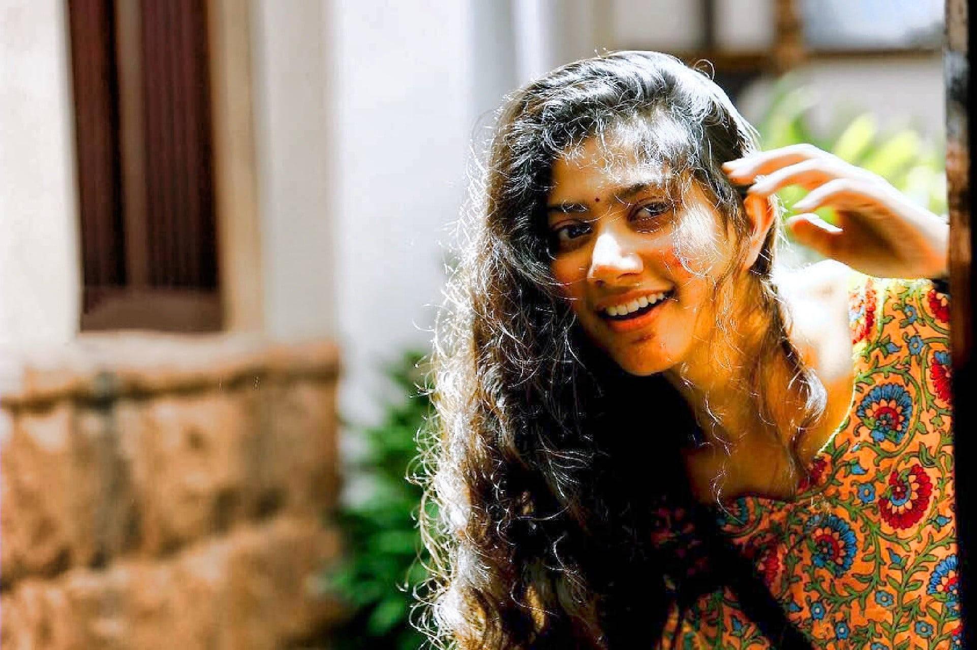 Sai Pallavi Peeping Around — 1922x1280 wallpaper