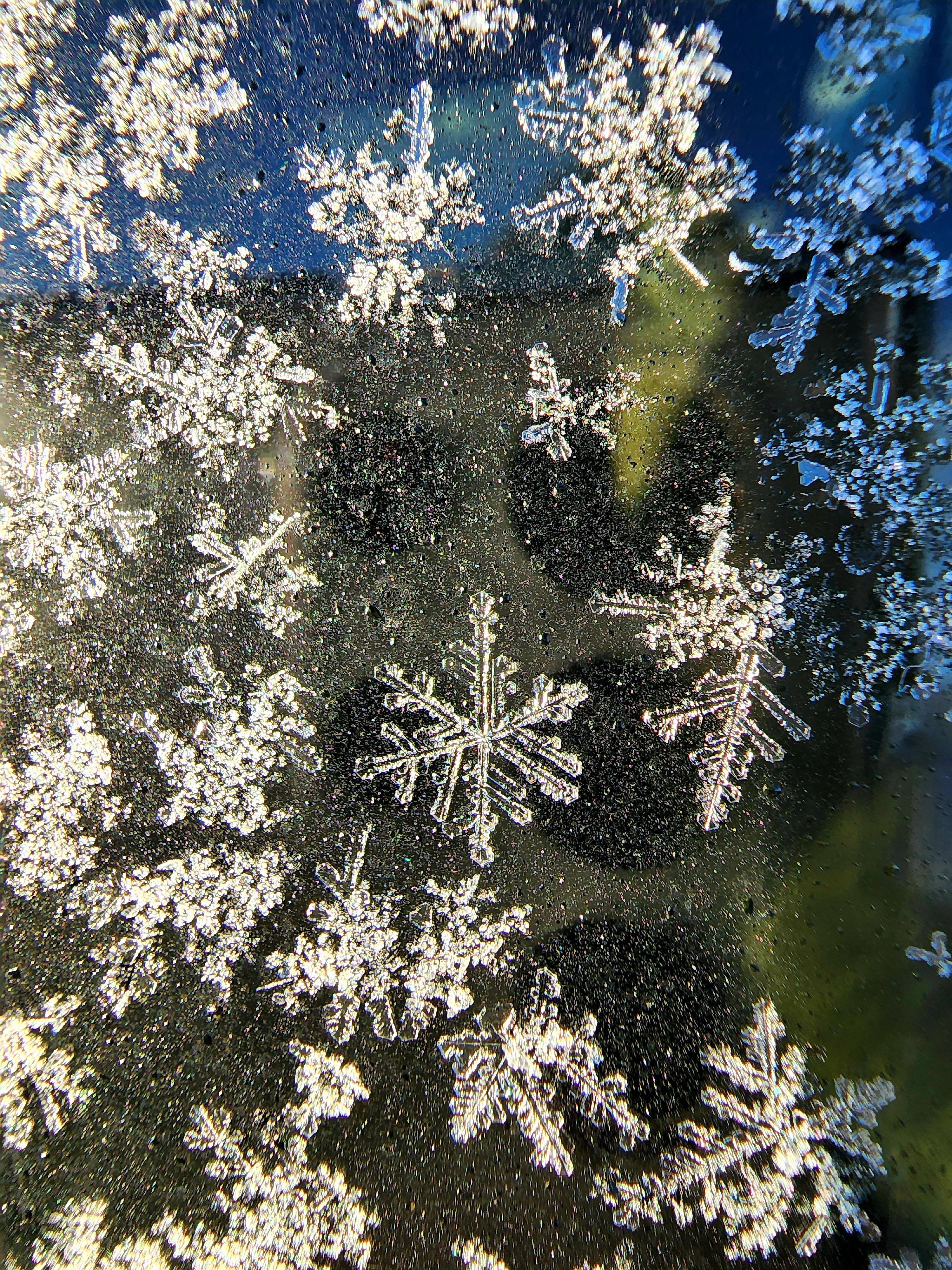 Samsung Galaxy S22 Snowflakes — 3000x4000 wallpaper