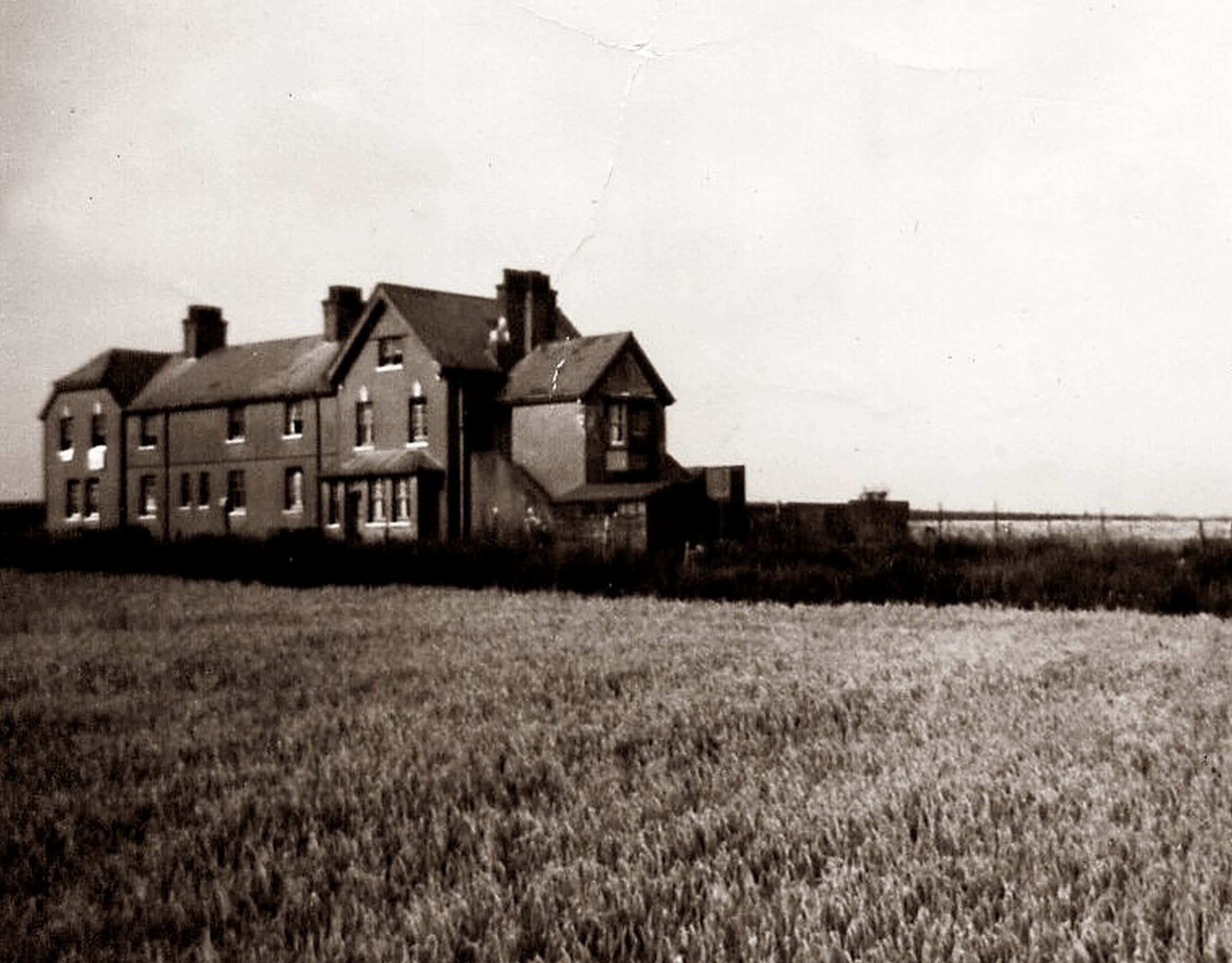 Scary Vintage House Picture — 3040x2376 wallpaper