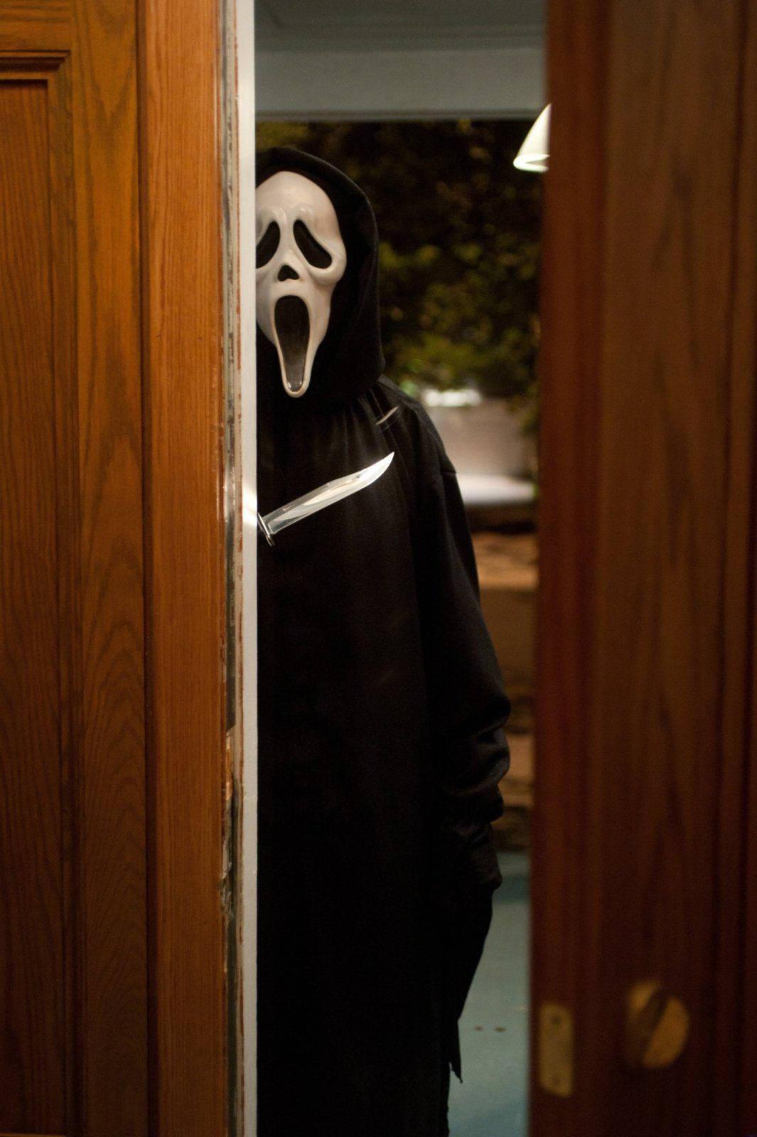 Scream Ghostface Behind Door — 1065x1599 wallpaper