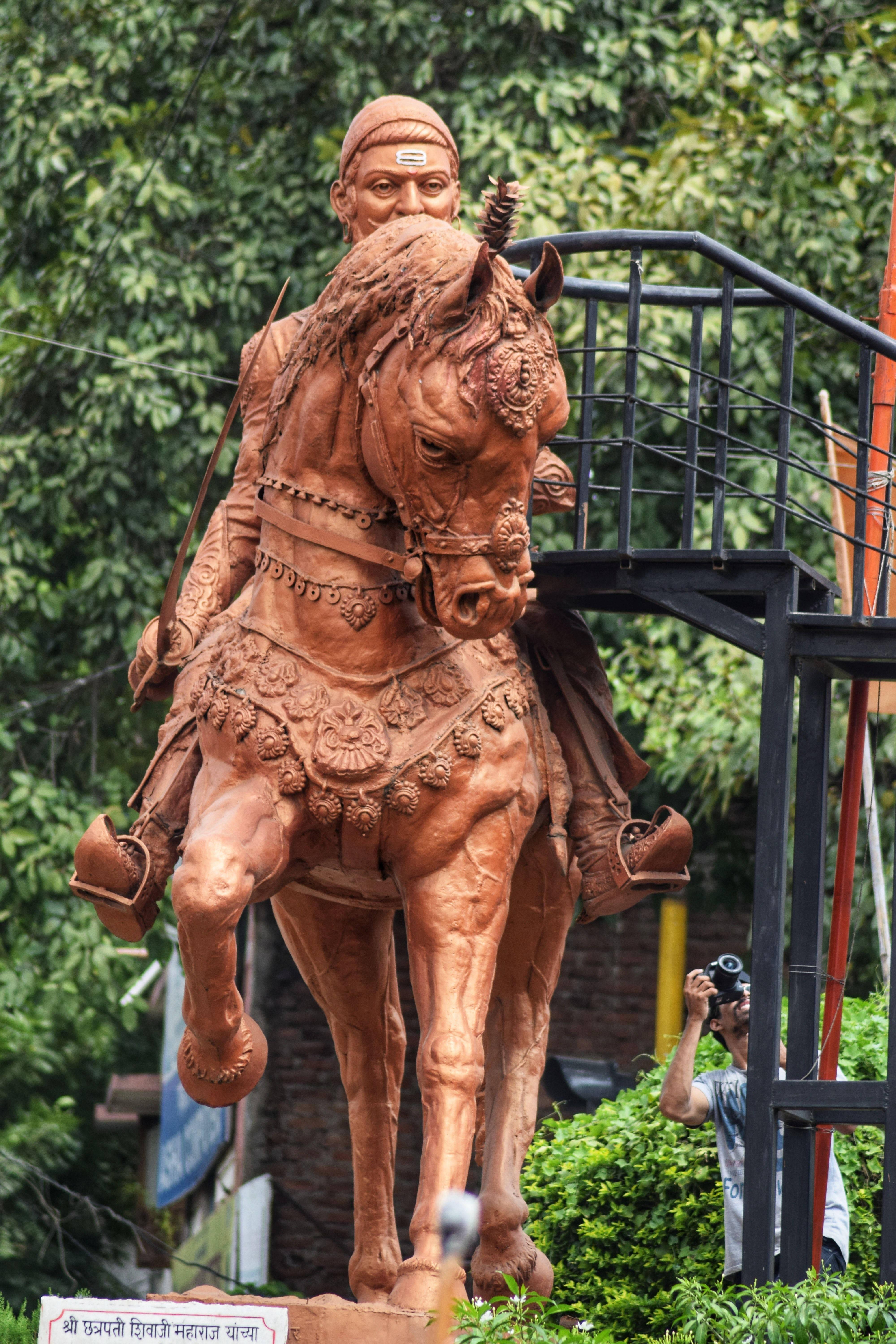Shivaji Maharaj Bronze Statue HD — 4000x6000 wallpaper