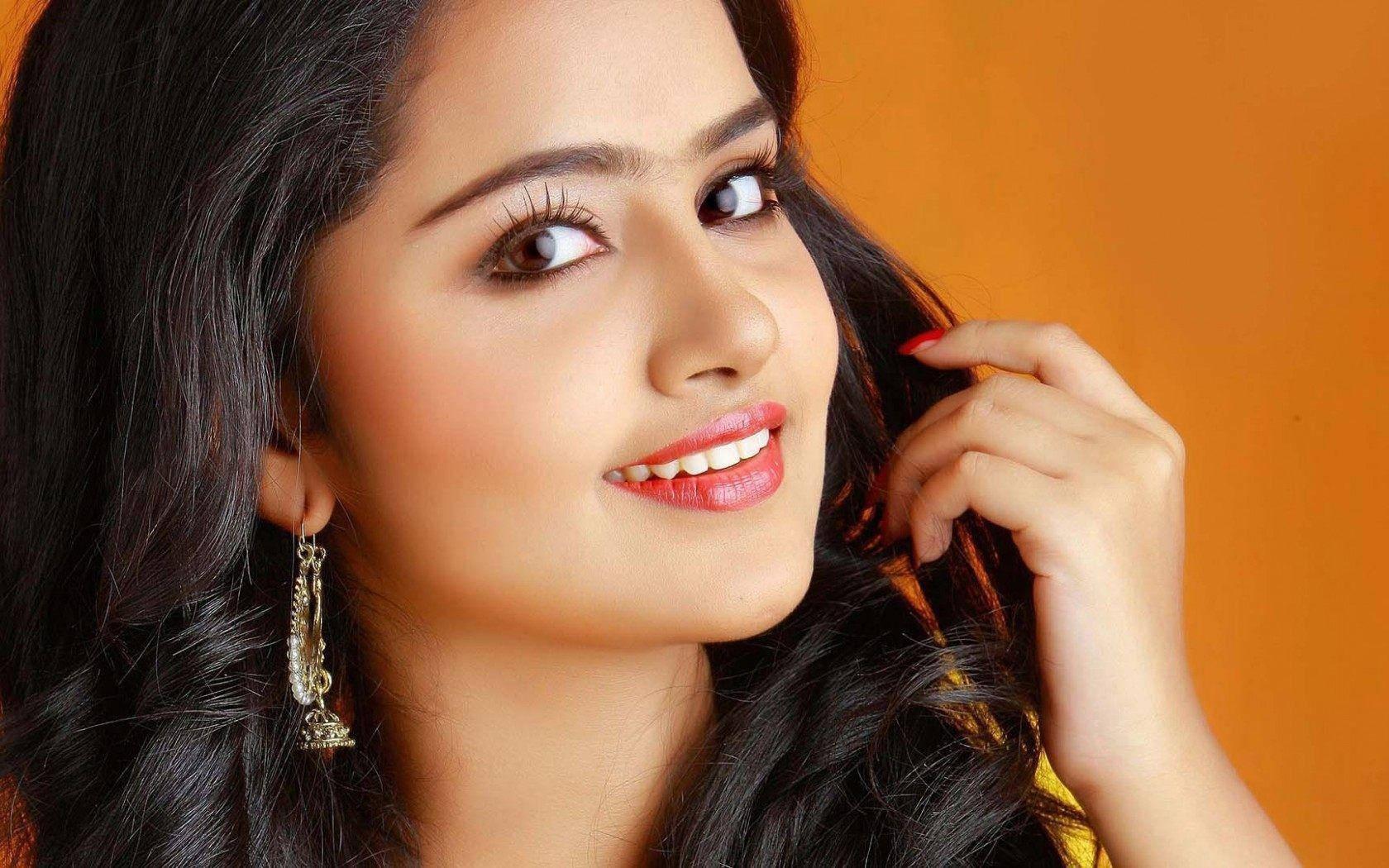 South Heroine Anupama Parameswaran Closeup — 1680x1050 wallpaper