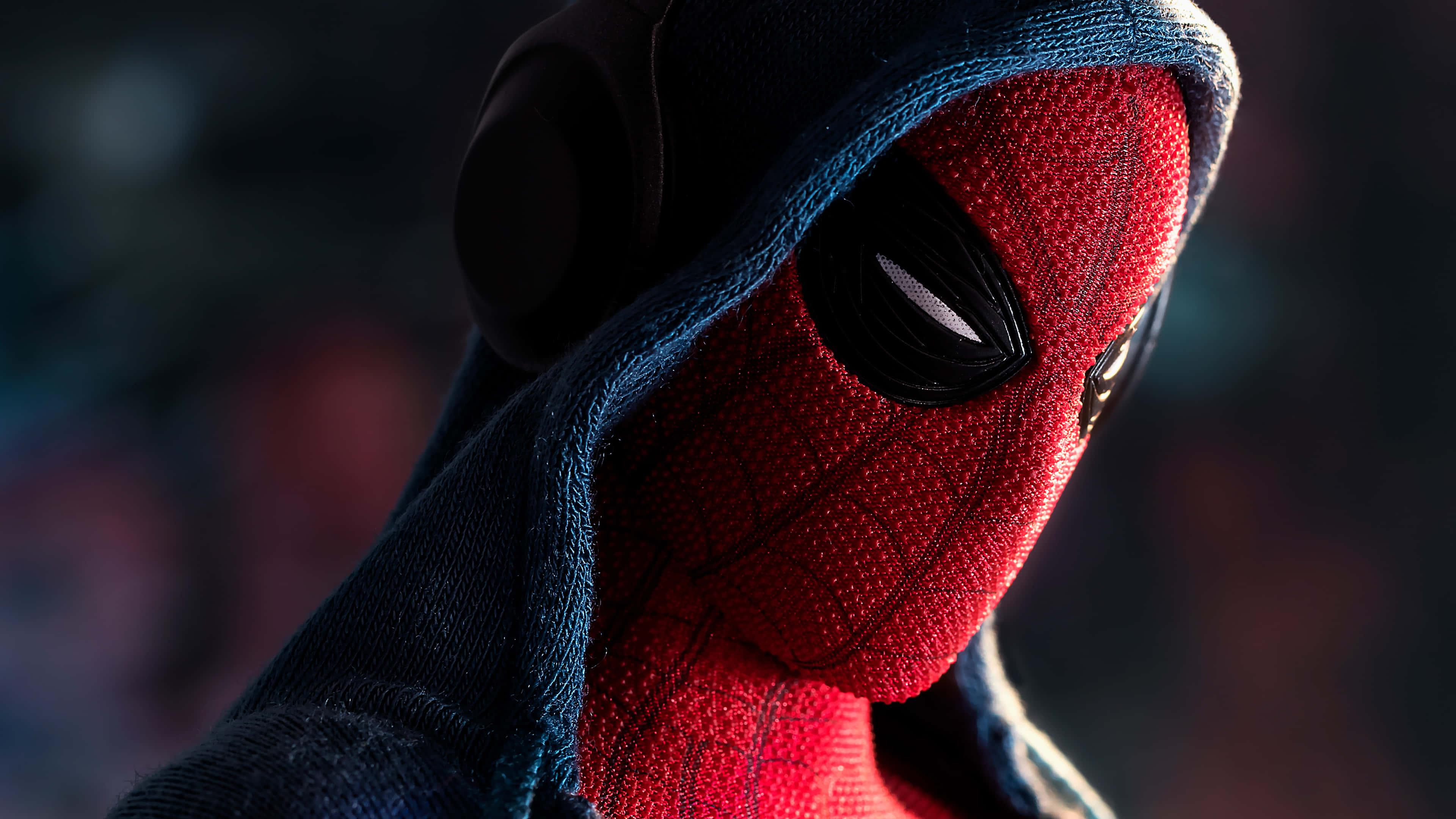 Spiderman swings into action in this amazing wallpaper
