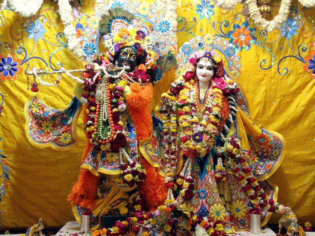 Statues Of Krishna And Radha In ISKCON Temple — 1024x768 wallpaper