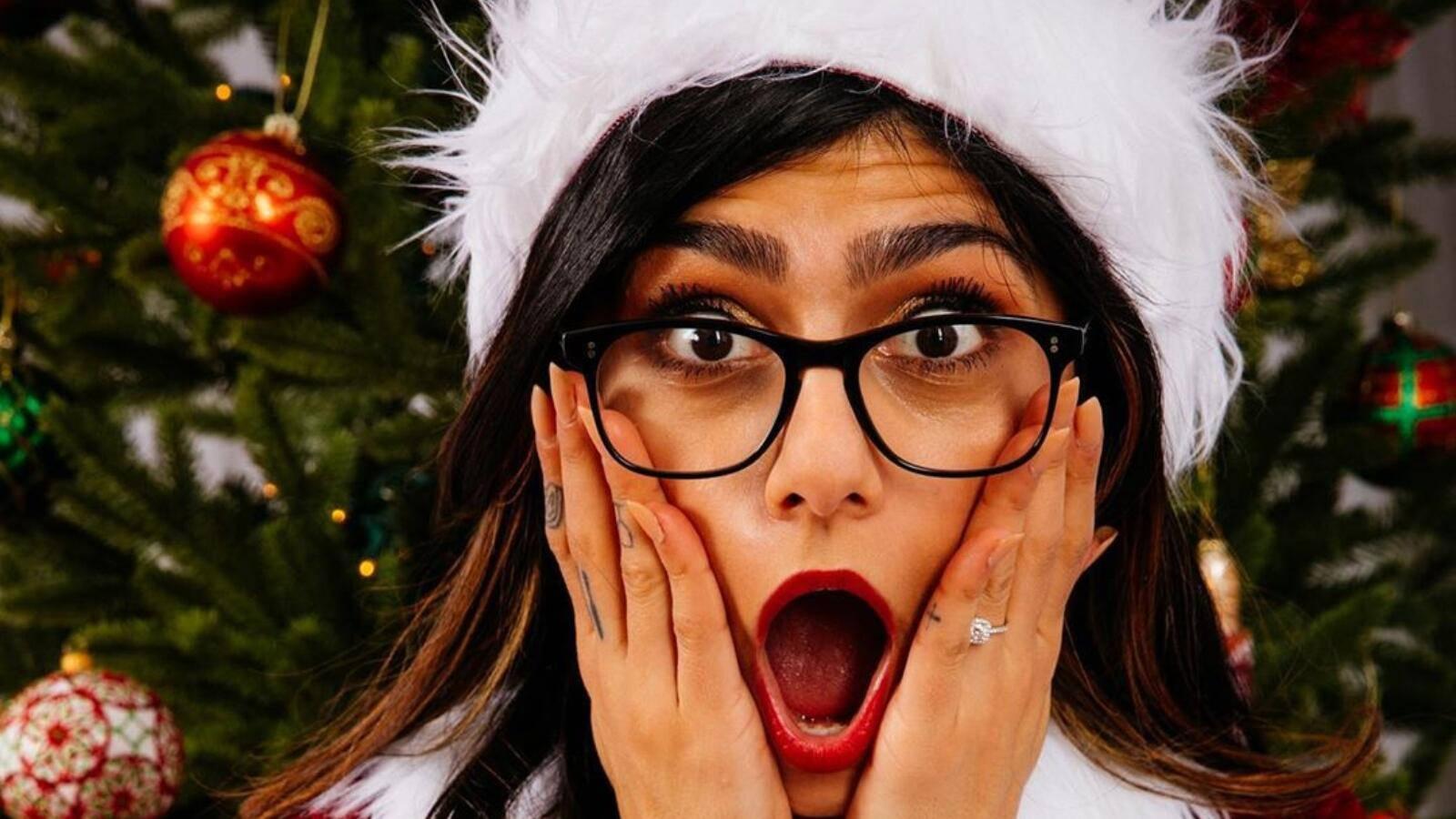 Surprised Mia Khalifa Photo — 1600x900 wallpaper