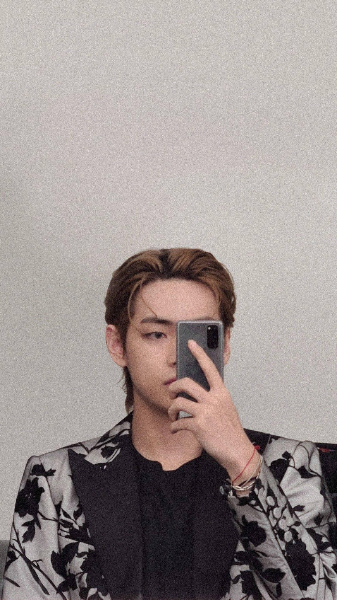 Taehyung Mirror Selca — 1152x2048 wallpaper