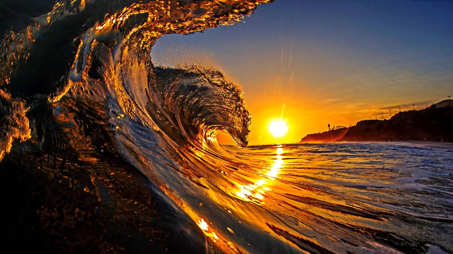 Take a moment to appreciate the beauty of a stunning sunset over the waves. — 1920x1080 wallpaper