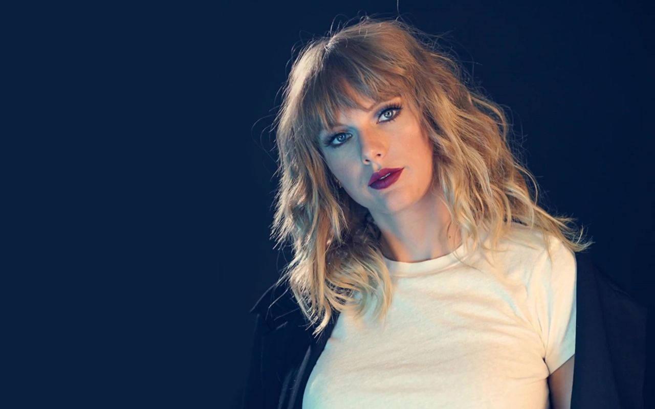 Taylor Swift Flaunting Messy Hair — 1280x800 wallpaper