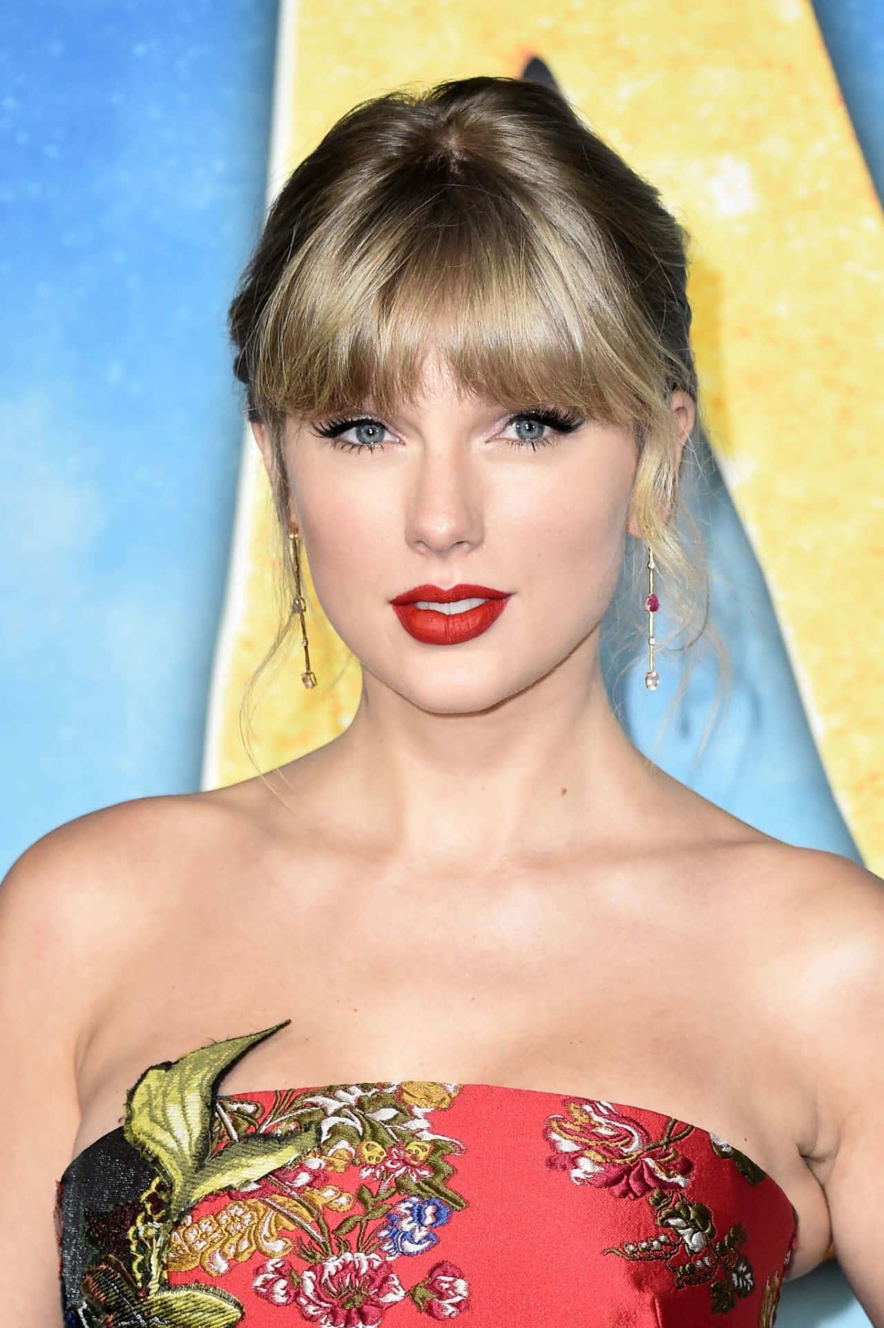 Taylor Swift Performs In Concert — 1280x1923 wallpaper