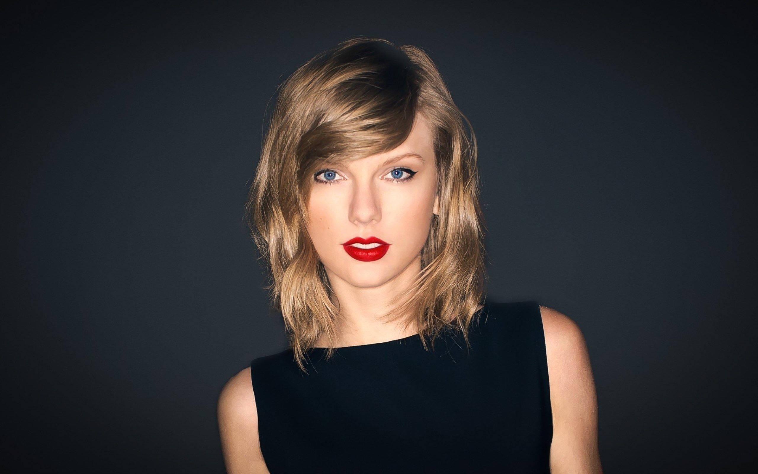 Taylor Swift Poses In Black — 2560x1600 wallpaper