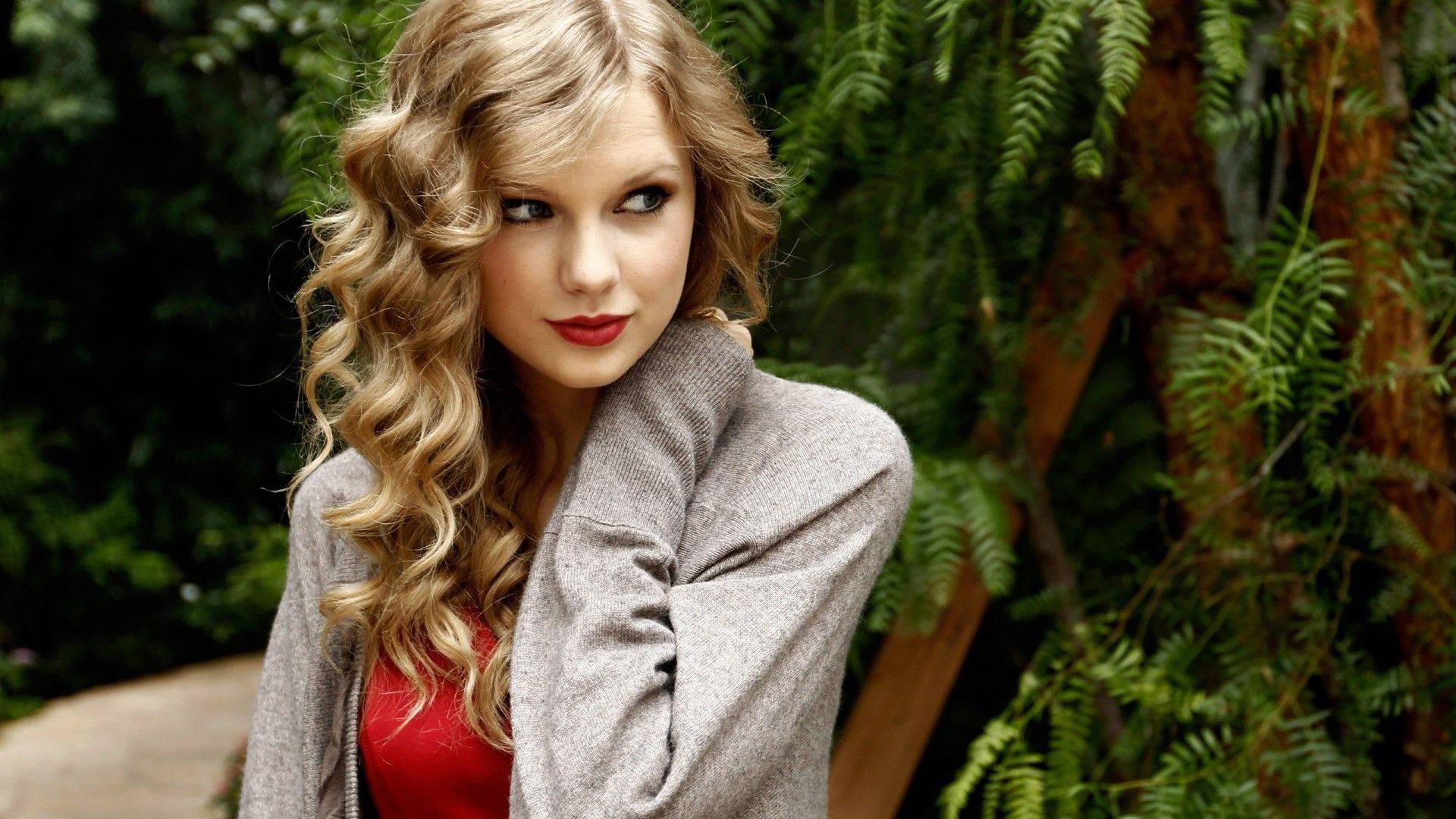 Taylor Swift Poses with a Side Glance — 1920x1080 wallpaper