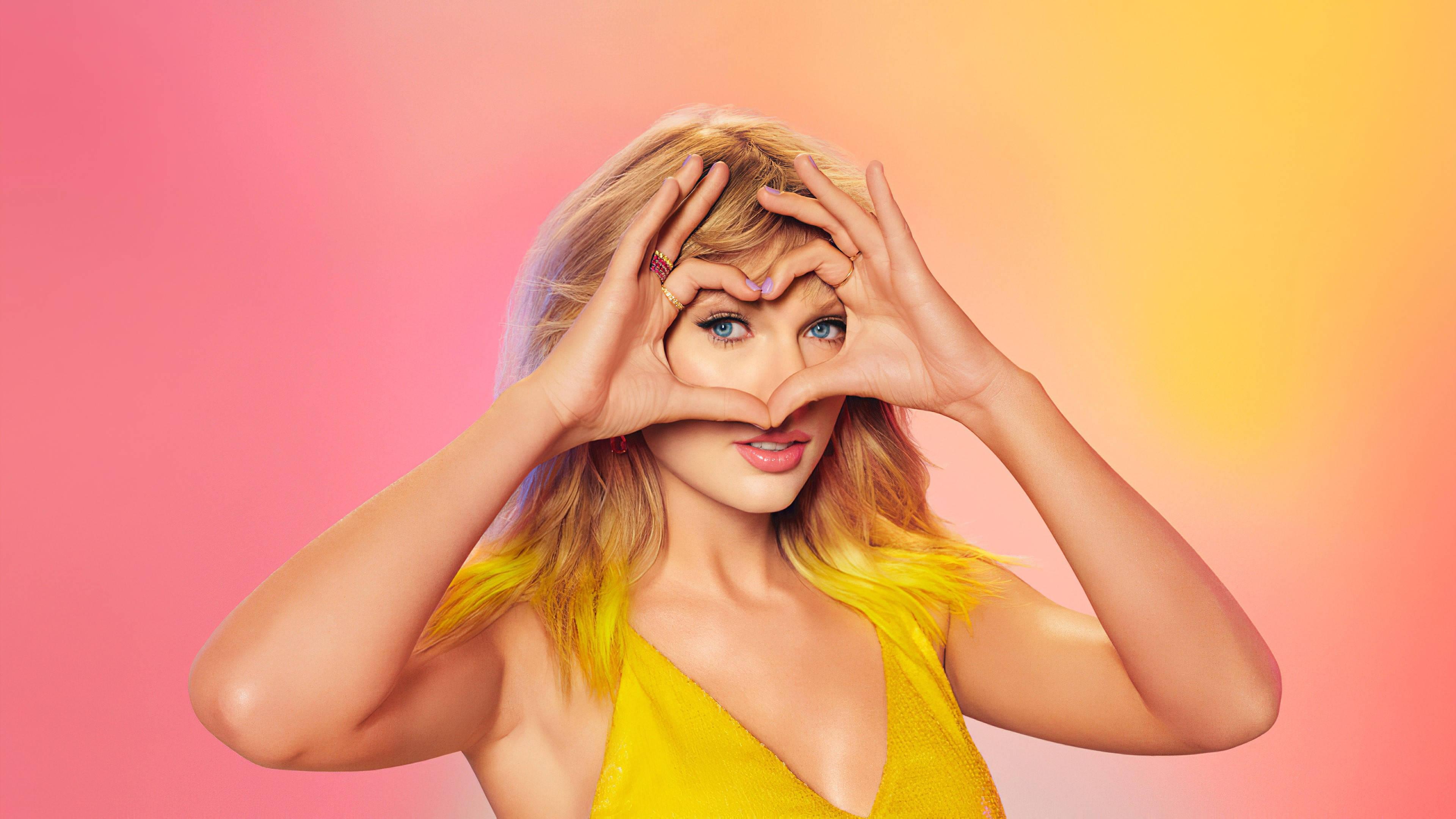 Taylor Swift proudly sharing her love with the world — 3840x2160 wallpaper