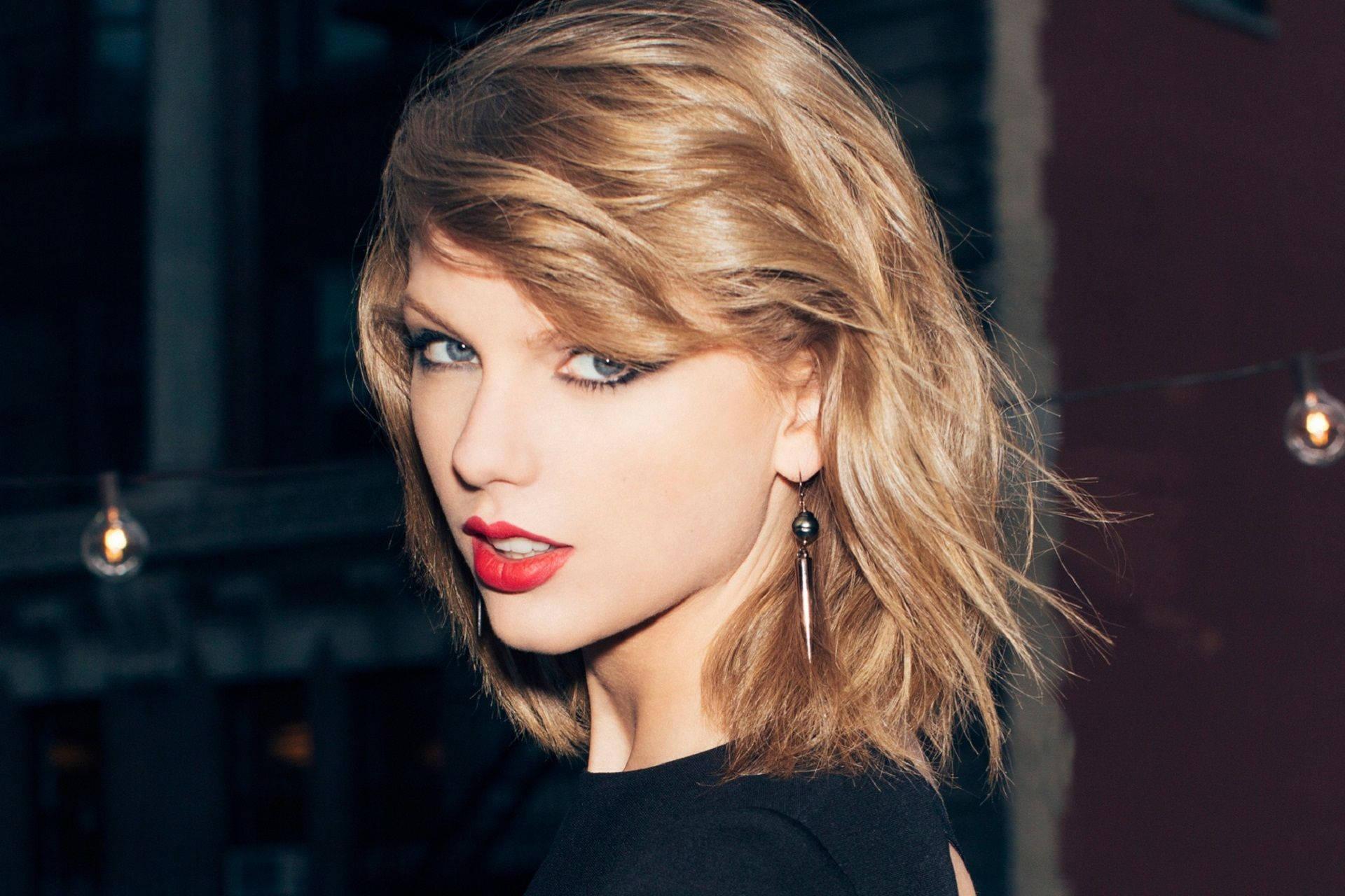 Taylor Swift serving inspiring looks — 1920x1280 wallpaper