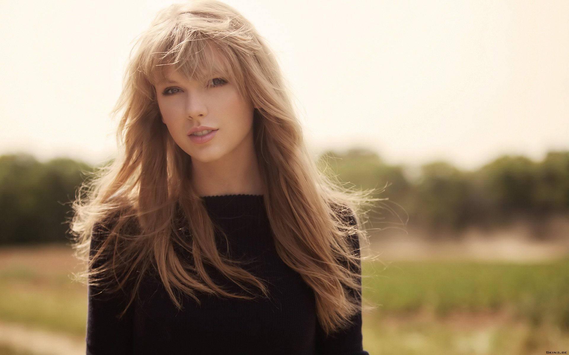 Taylor Swift shines bright on stage — 1920x1200 wallpaper