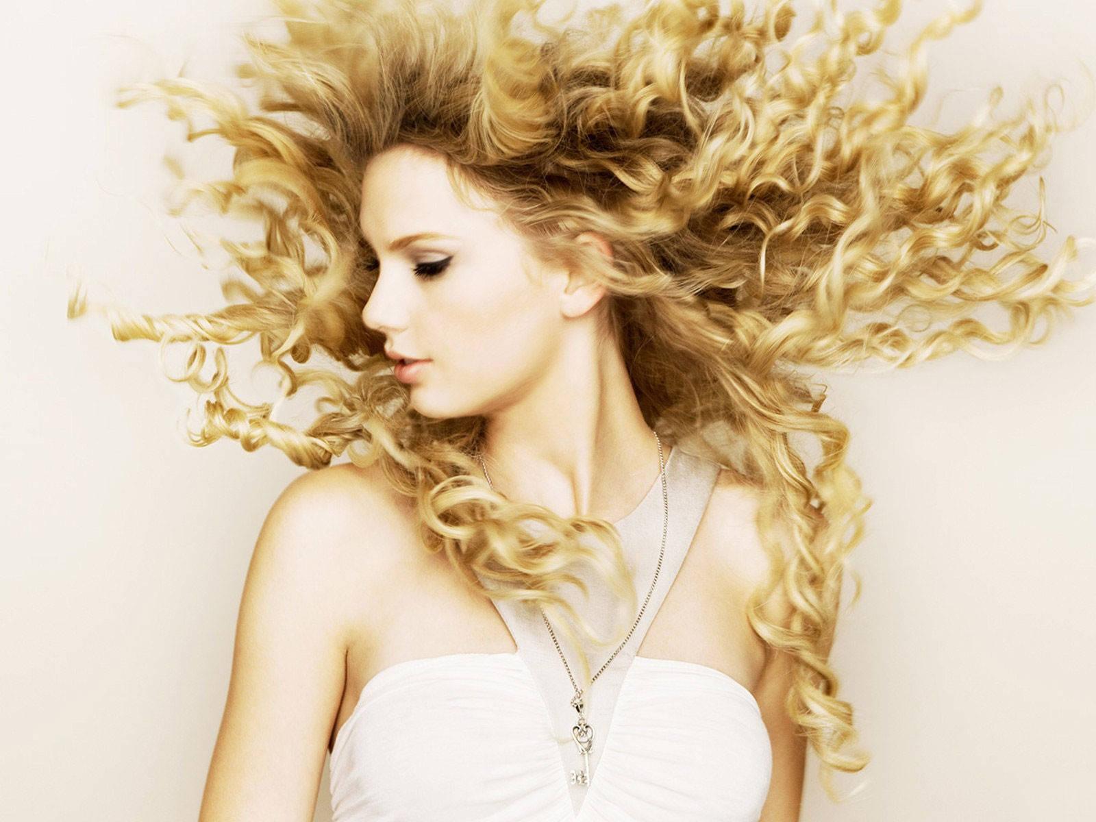Taylor Swift with a Heavy Curl Hairstyle — 1600x1200 wallpaper