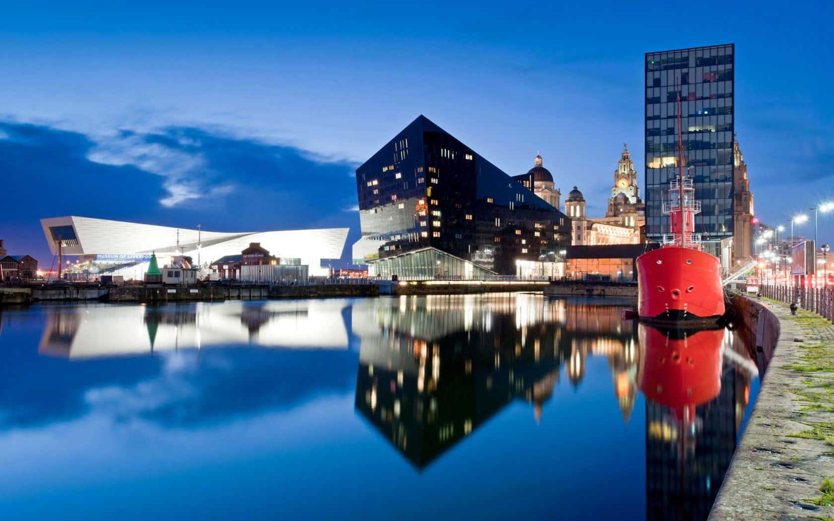 The iconic Liver Building in Liverpool — 1680x1050 wallpaper