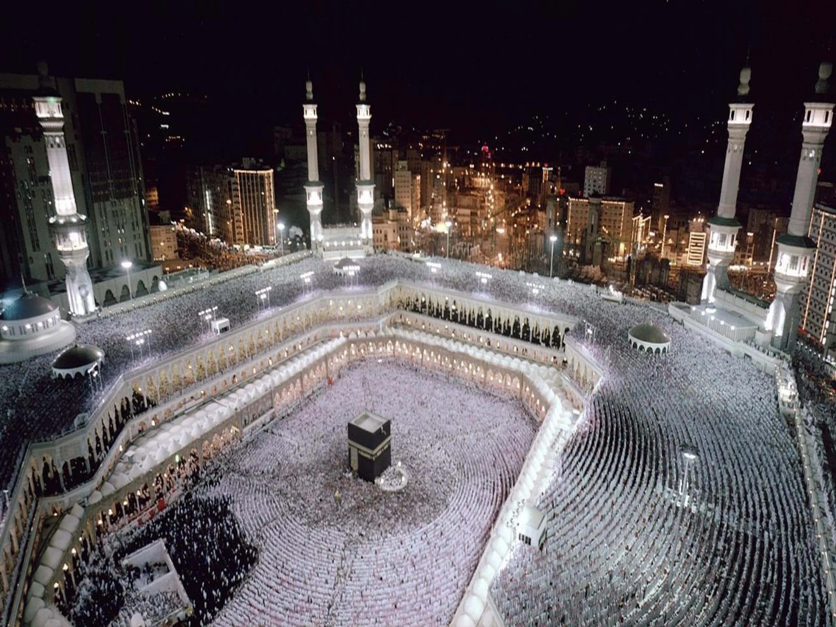 the kaaba at night with people around it — 2800x2100 wallpaper