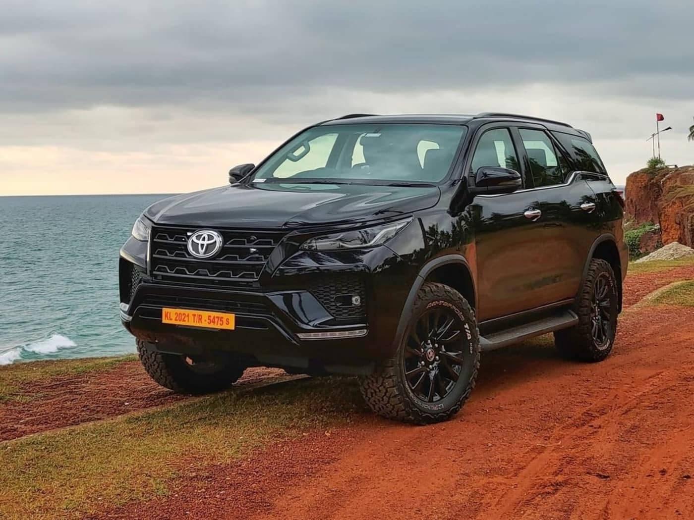 Toyota Fortuner Custom Jet-black Color — 1400x1050 wallpaper