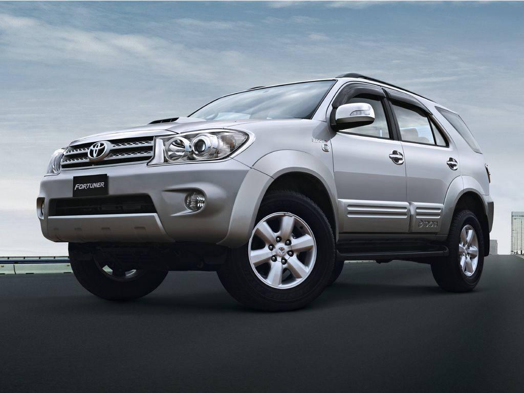 Toyota Fortuner Silver 2012 Model — 1024x768 wallpaper