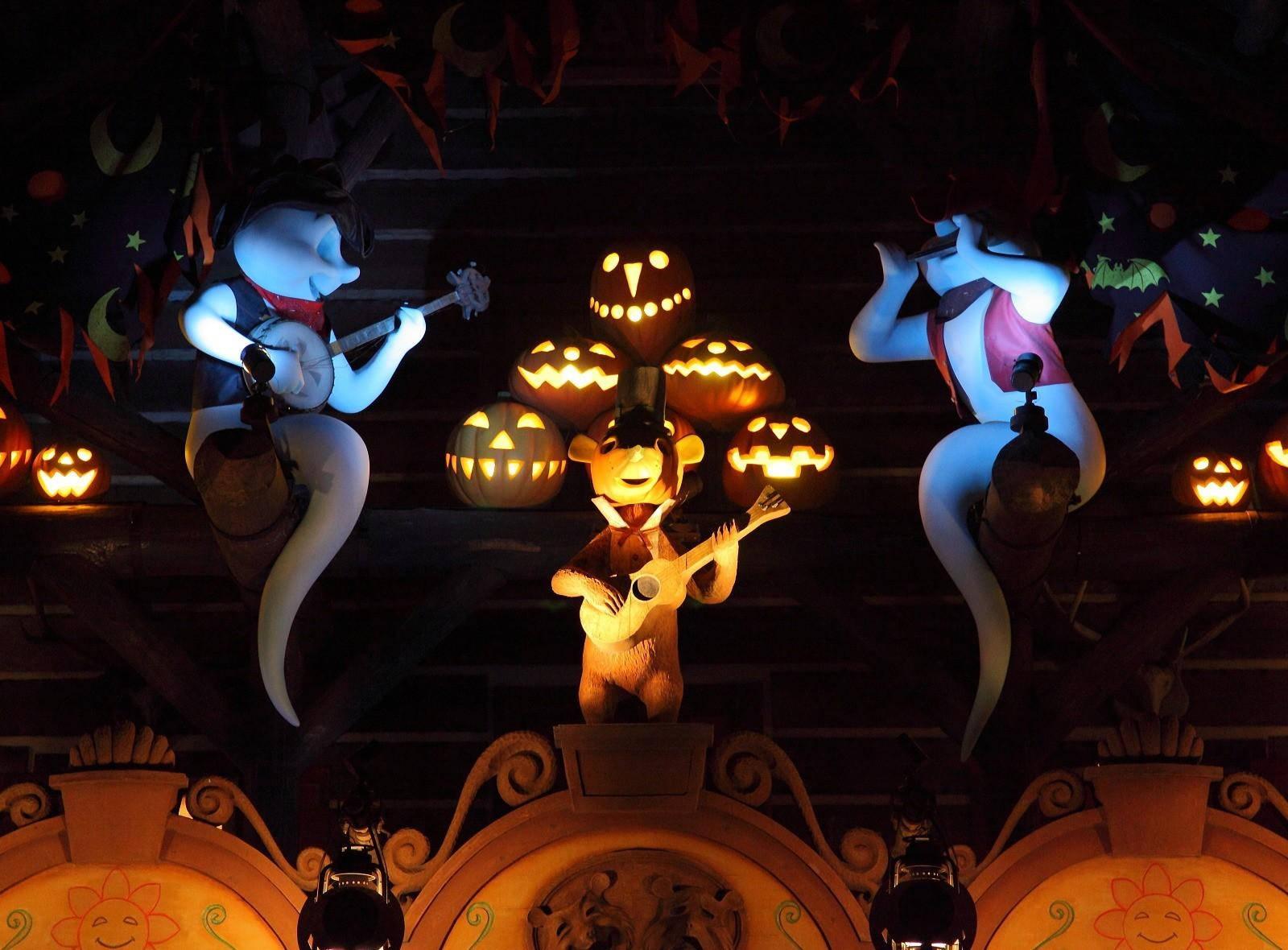 Trick or Treat- Performing Ghosts on Halloween — 1600x1180 wallpaper