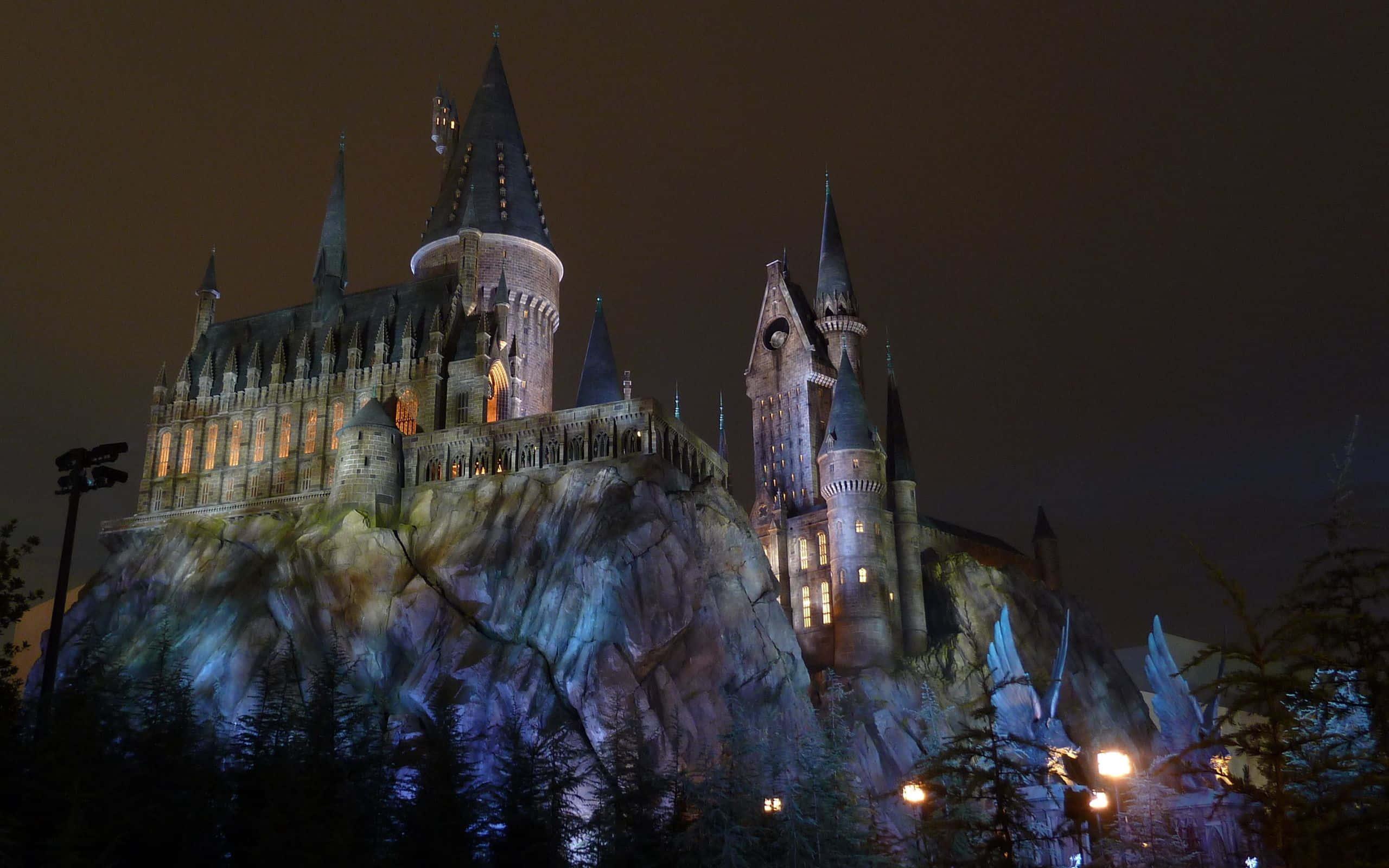 Walking among the Great Hall at Hogwarts School of Witchcraft and Wizardry — 2560x1600 wallpaper