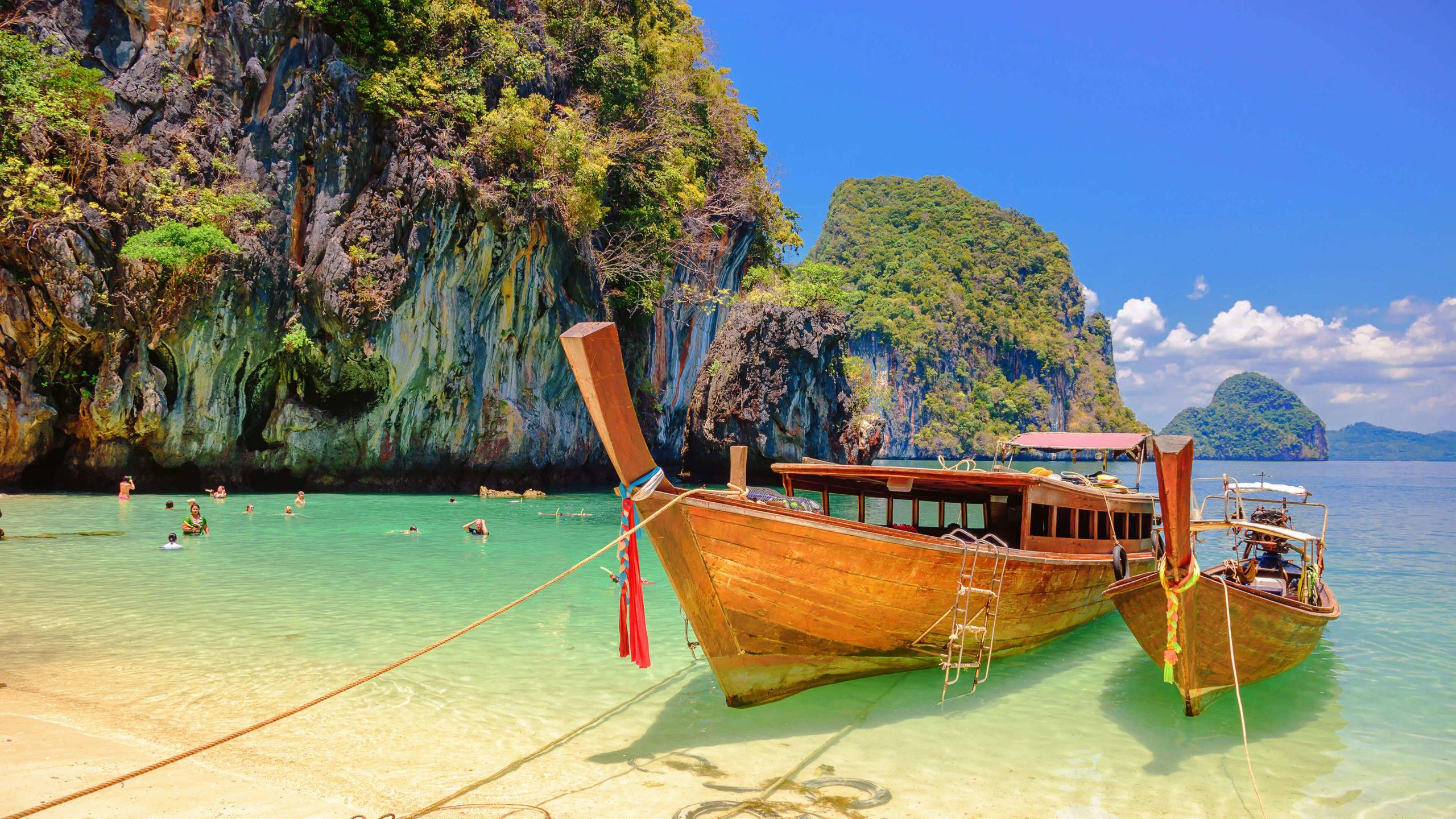 Windows 11 Island Boat — 2560x1440 wallpaper