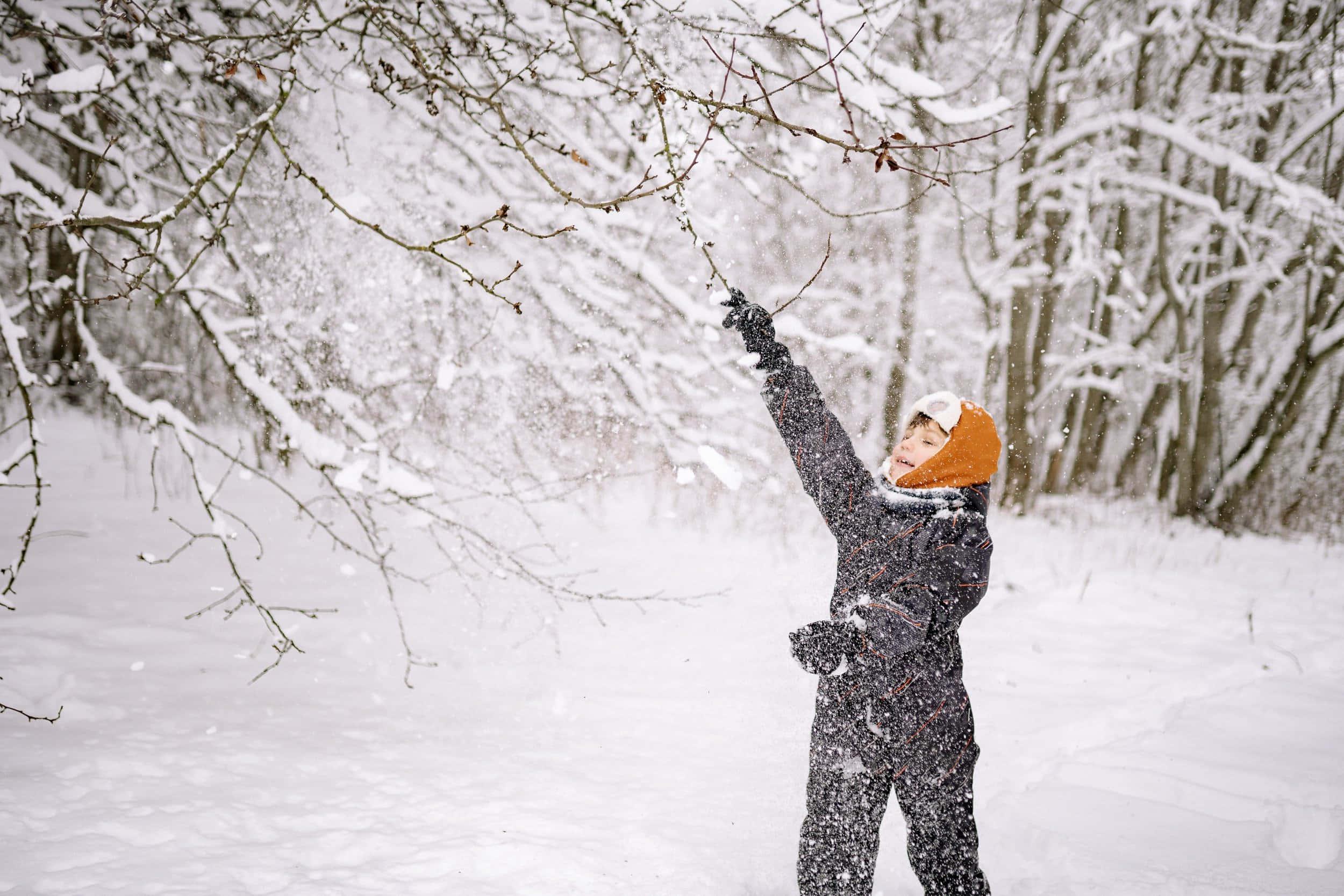 Winter Child Play Picture — 2500x1667 wallpaper