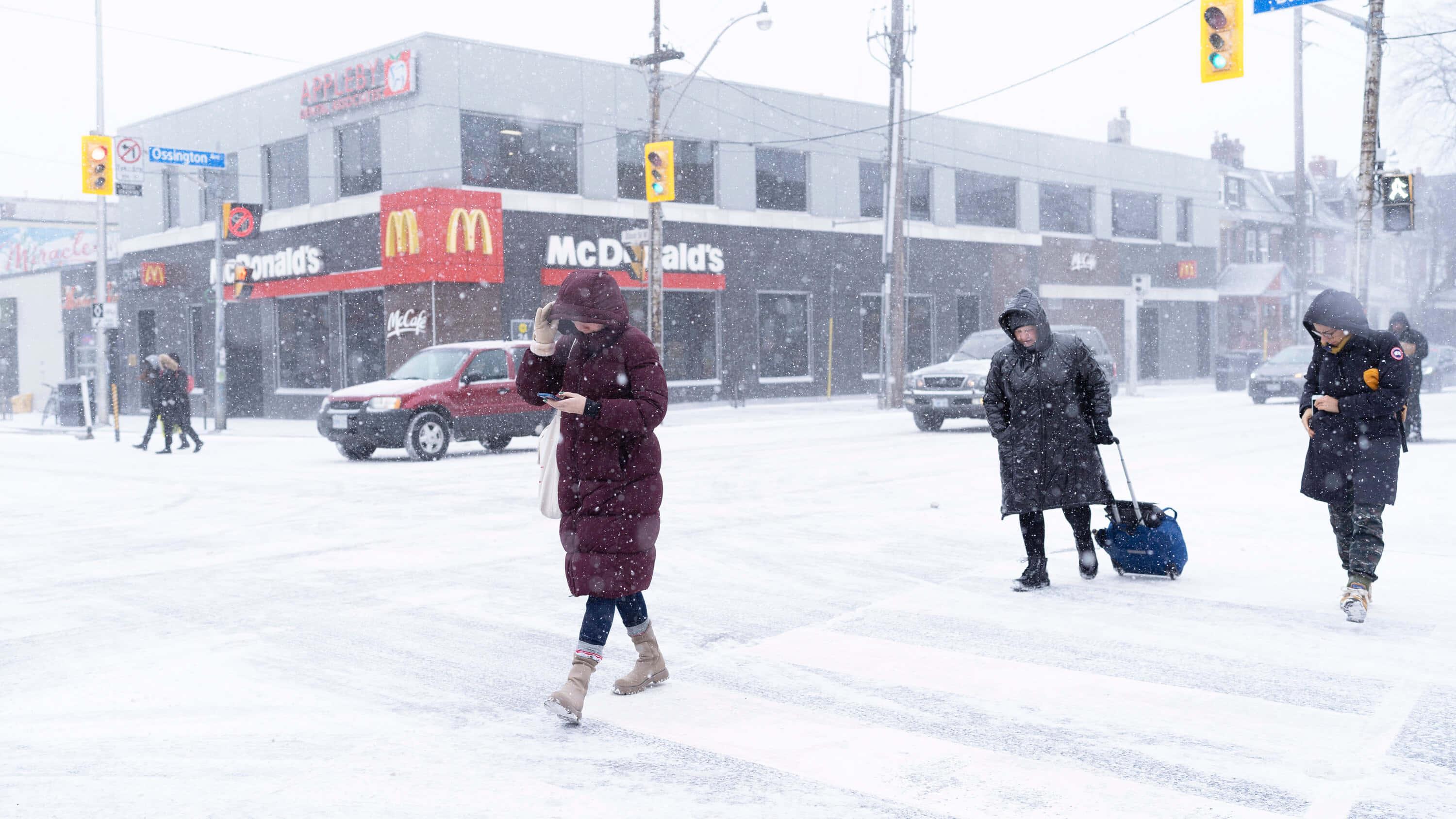 Winter Pedestrian Picture — 3000x1689 wallpaper