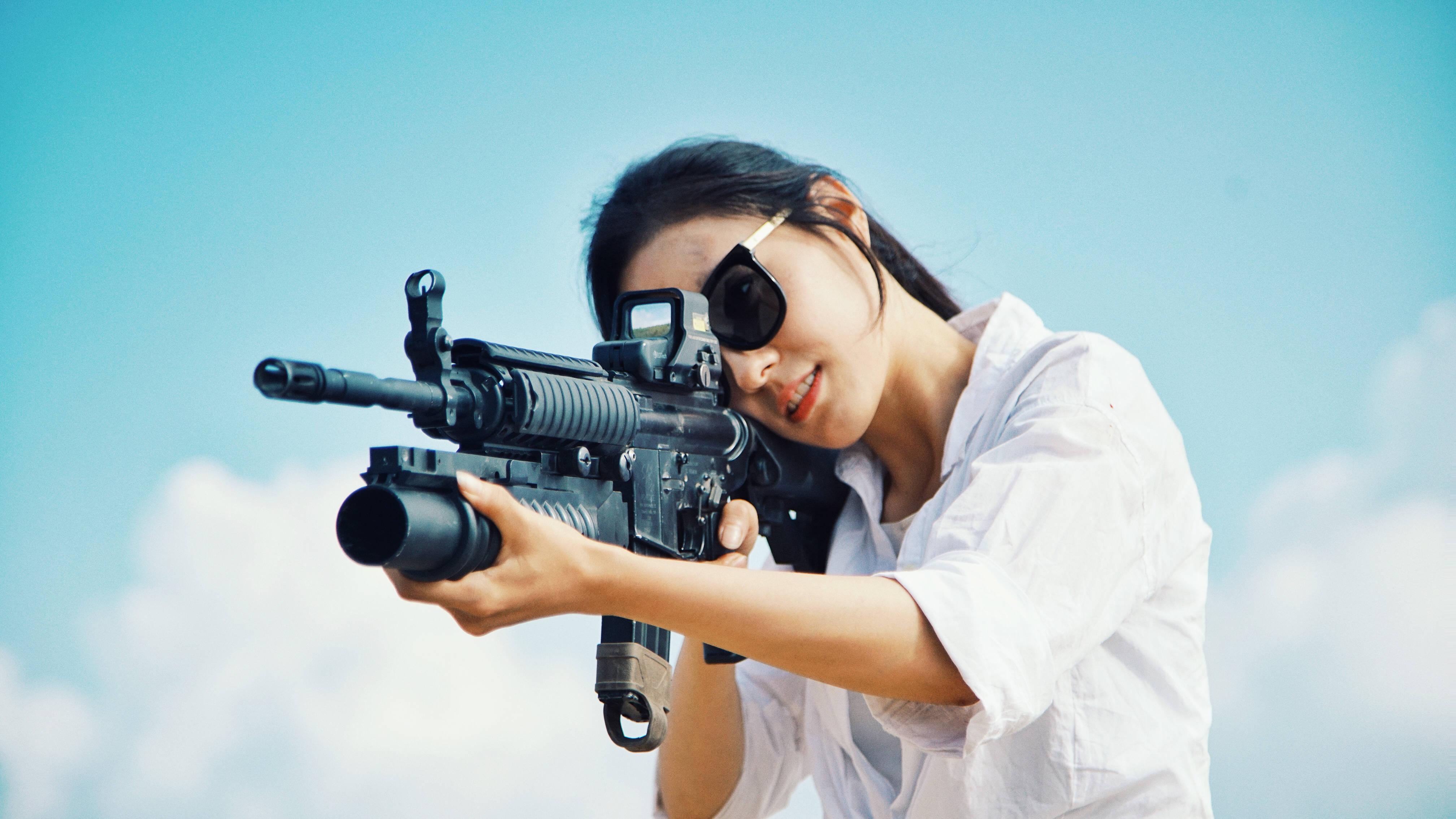 Woman With M203 Grenade Launcher Gun — 4032x2268 wallpaper