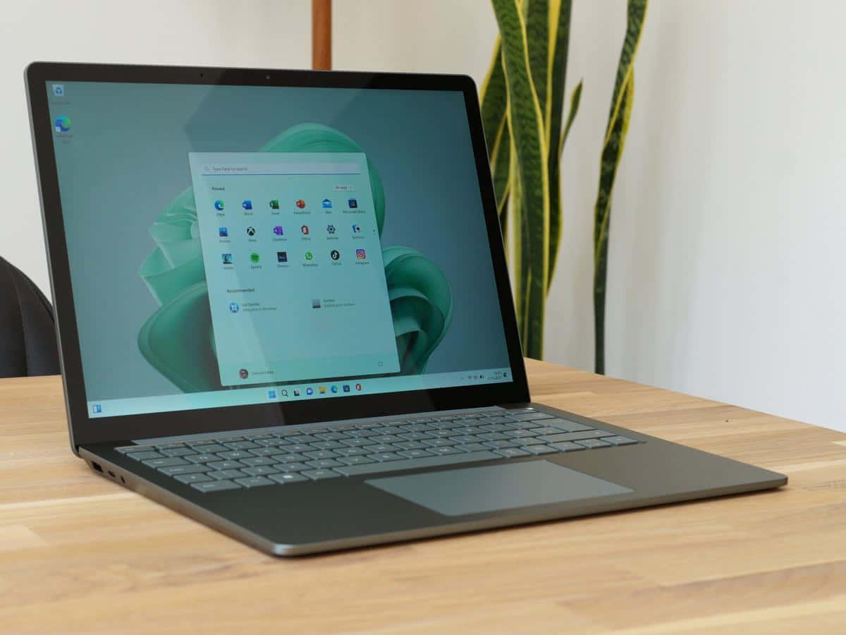 Working wherever I want - The Freedom of a Laptop — 1200x900 wallpaper