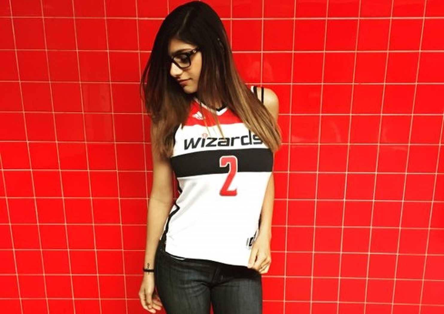 Young Mia Khalifa On Red Tiles — 1484x1051 wallpaper
